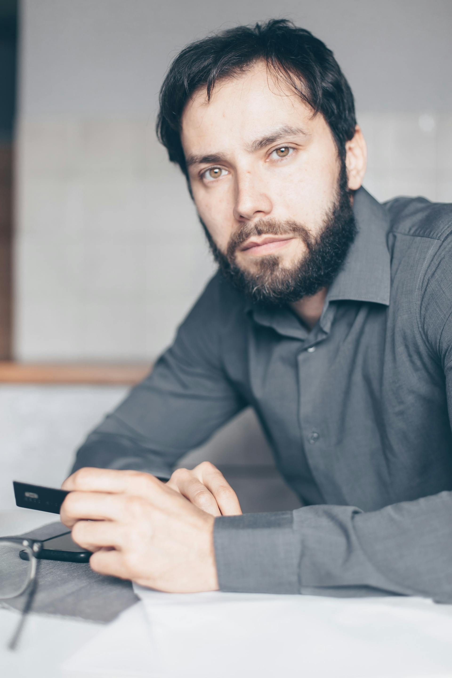A man in a gray dress shirt looking at someone | Source: Pexels