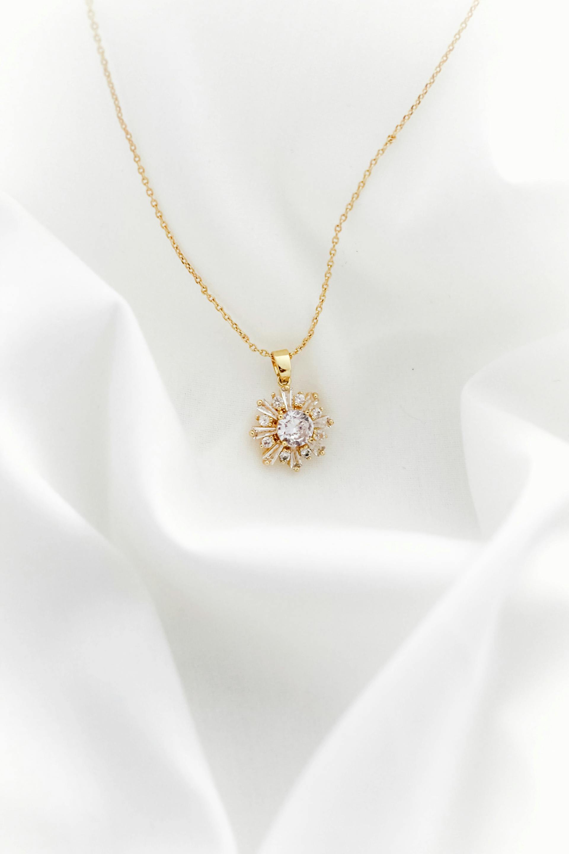 A gold pendant | Source: Pexels