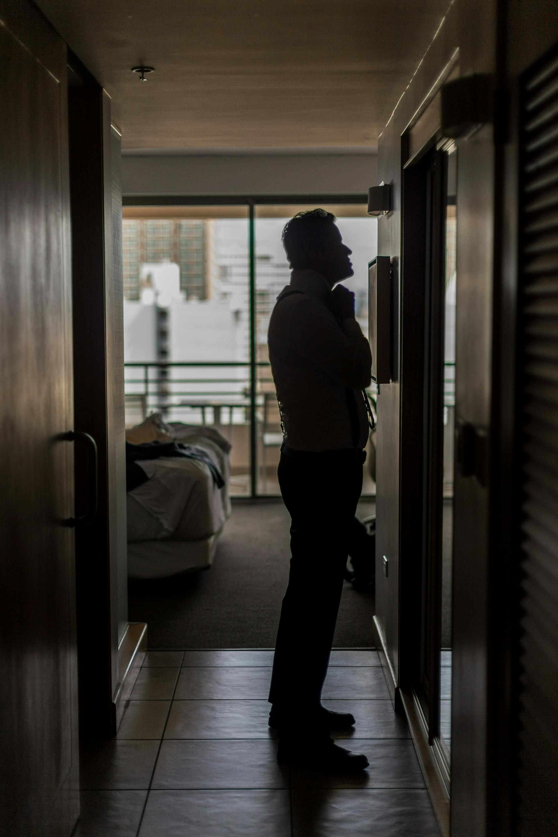 A man standing in a hotel room | Source: Pexels