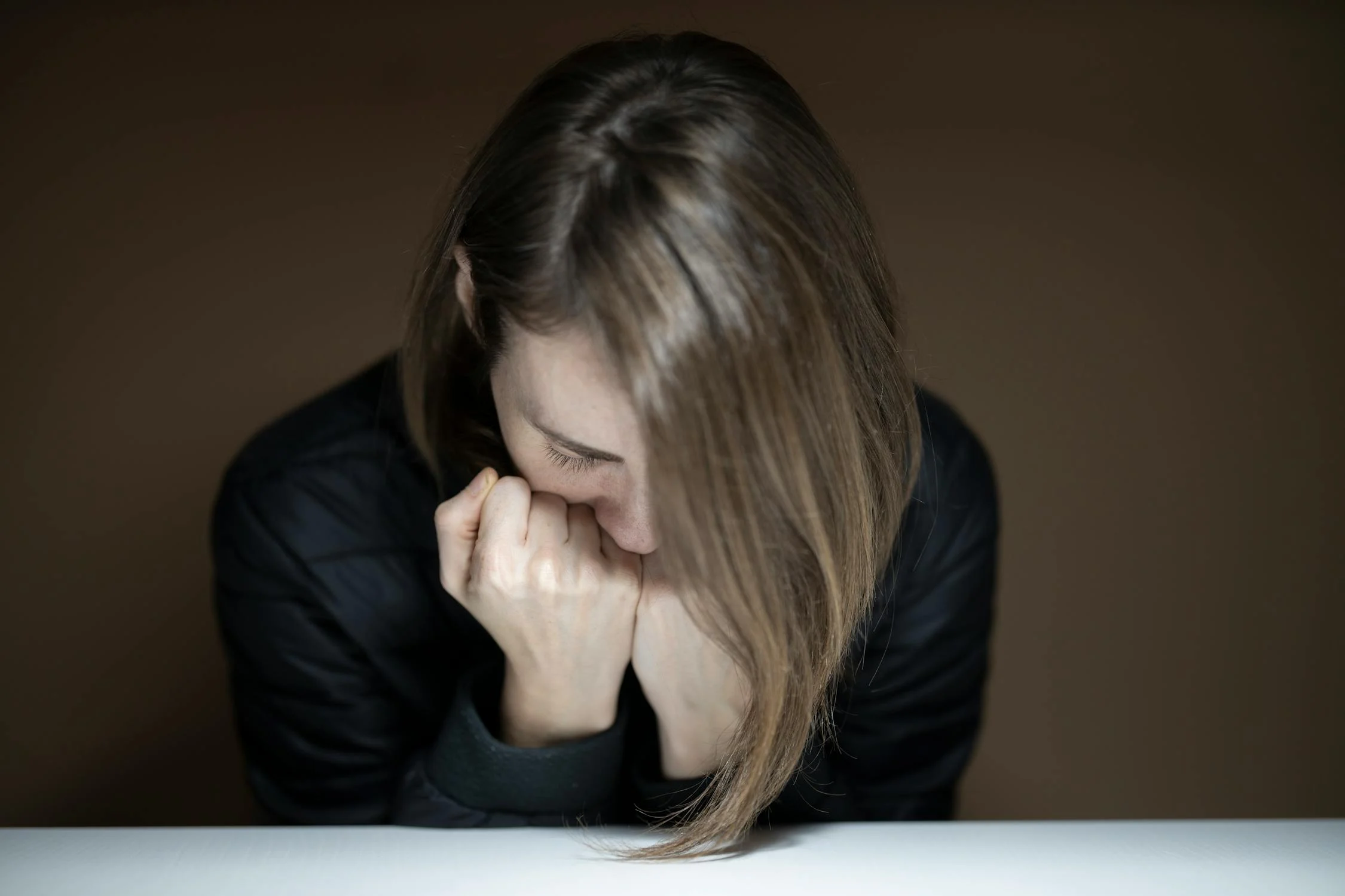 A sad woman sitting at the table | Source: Pexels