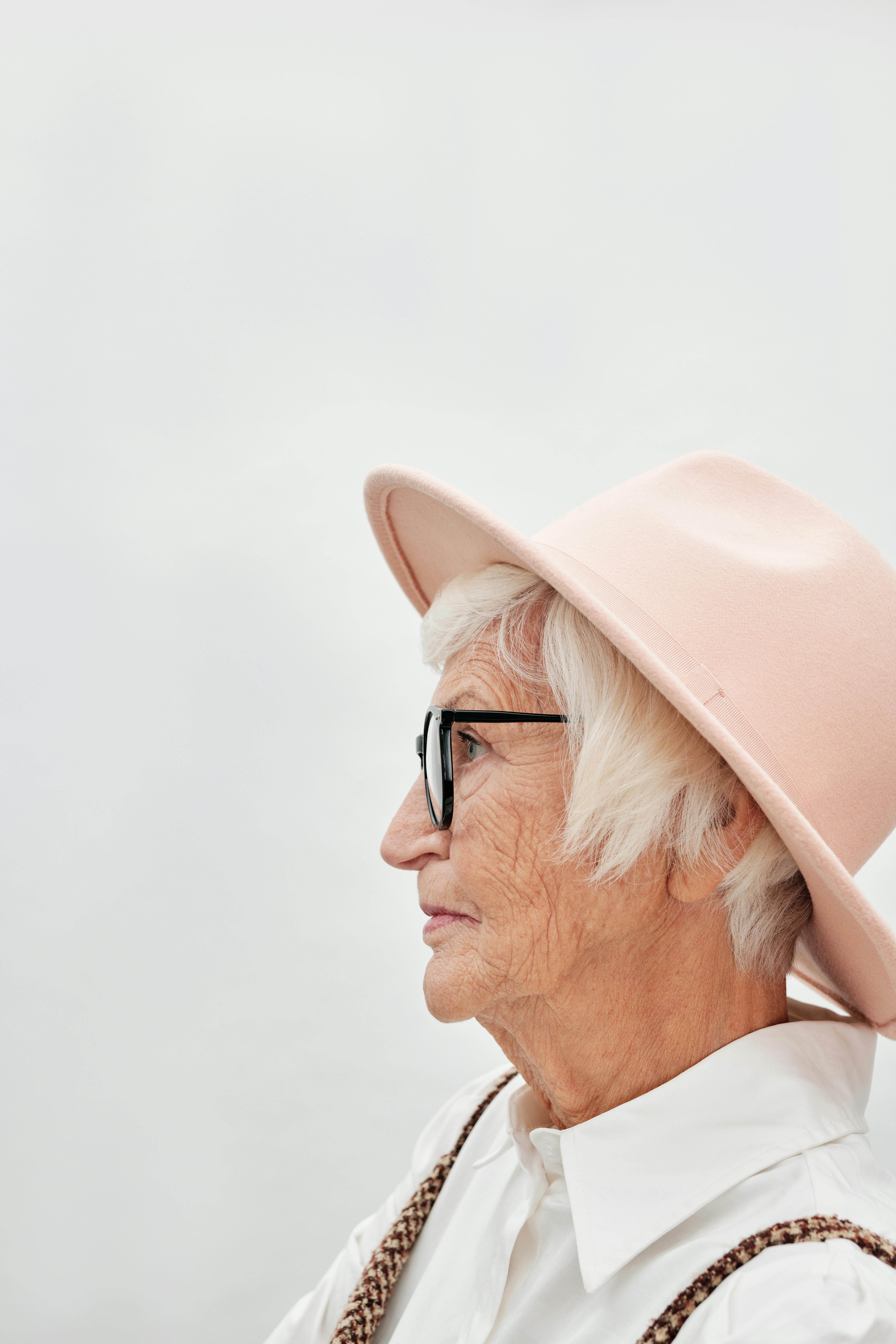 A concerned woman watching something | Source: Pexels