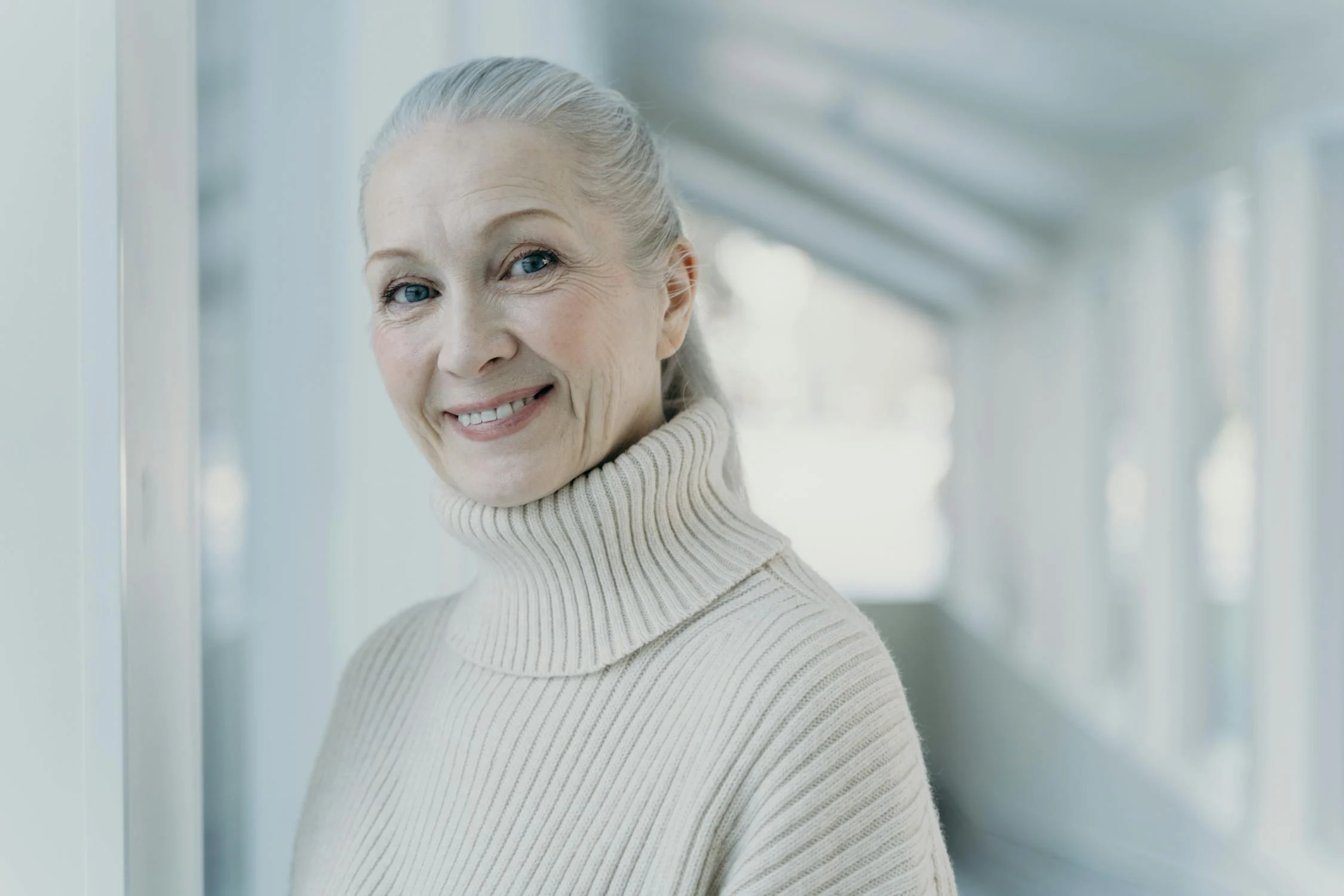 A smiling middle-aged woman | Source: Pexels