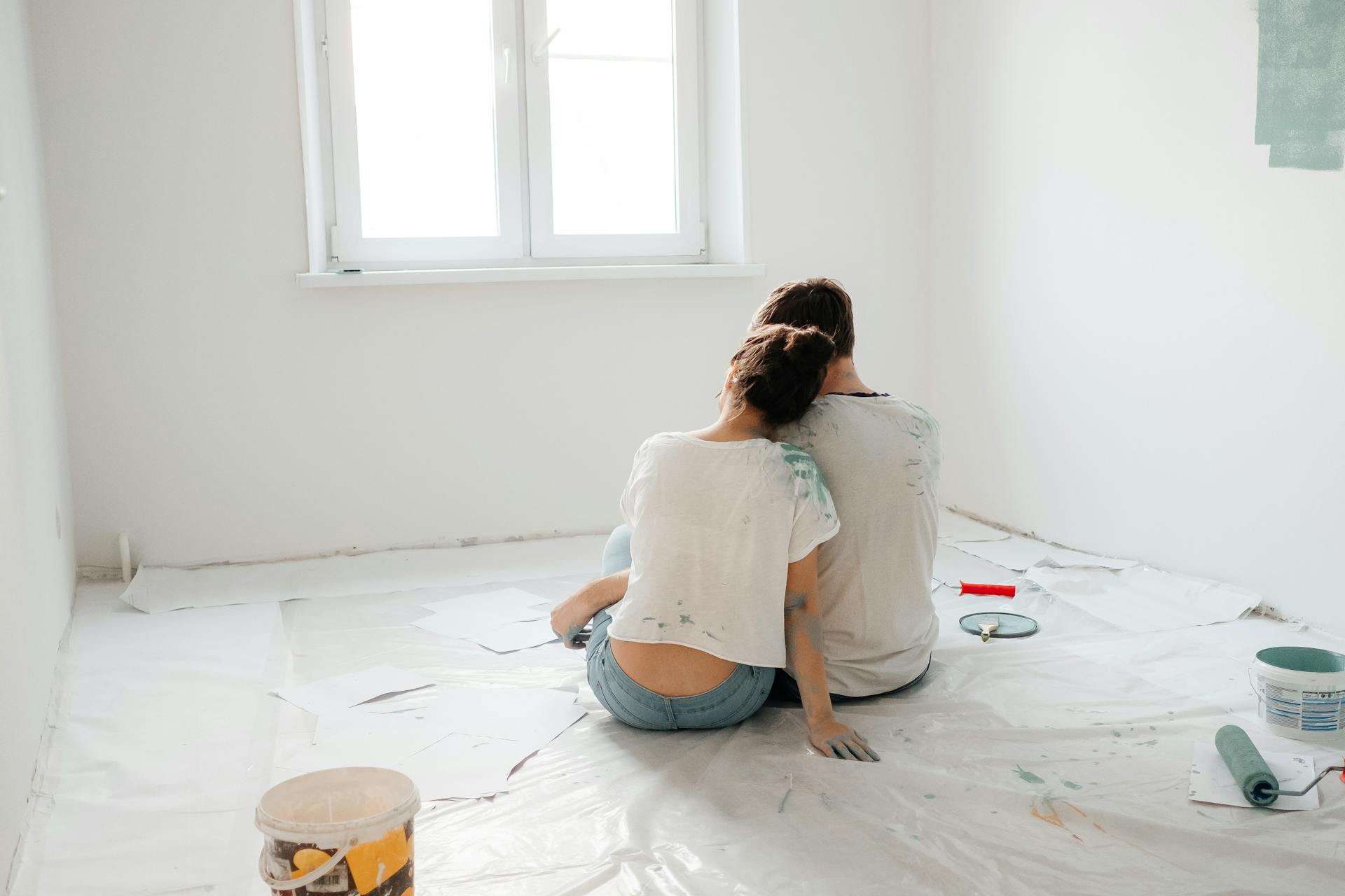 A couple taking a break while painting a room | Source: Pexels