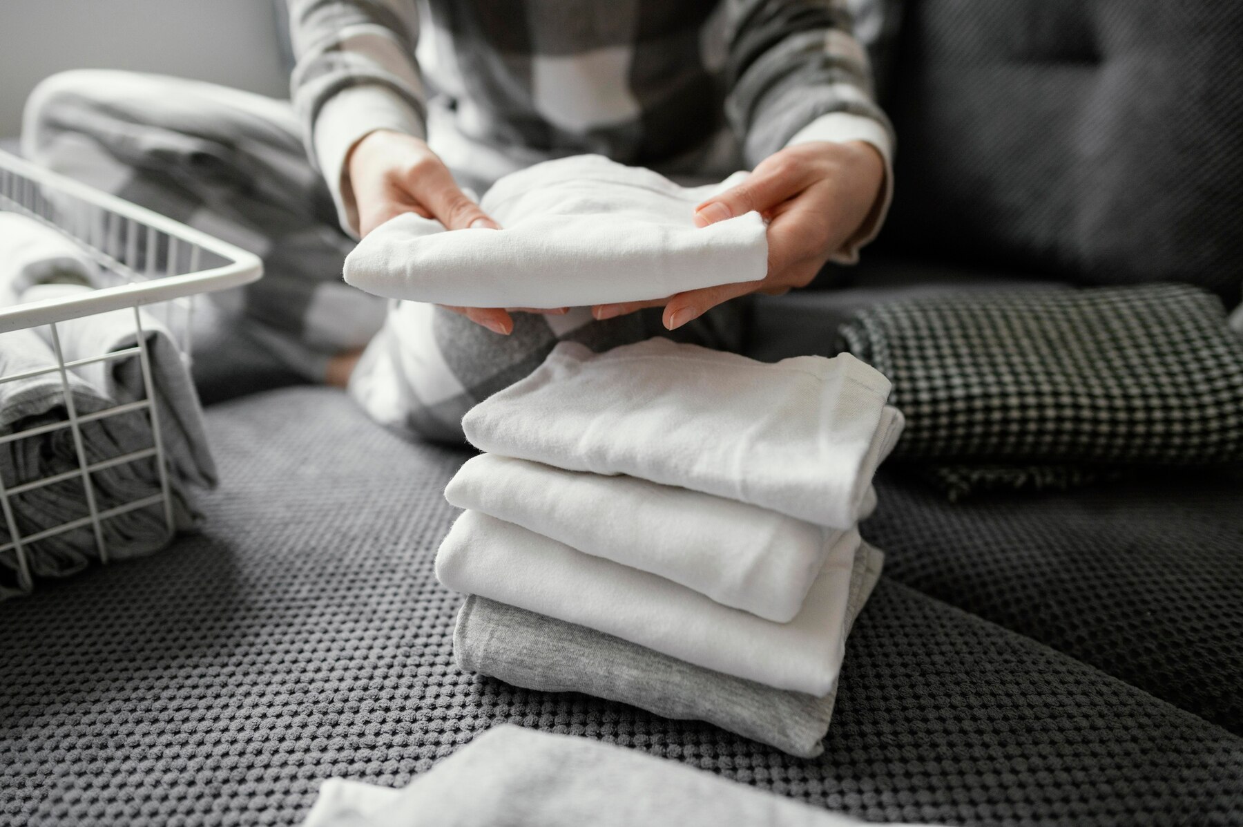 A woman folding laundry | Source: Freepik