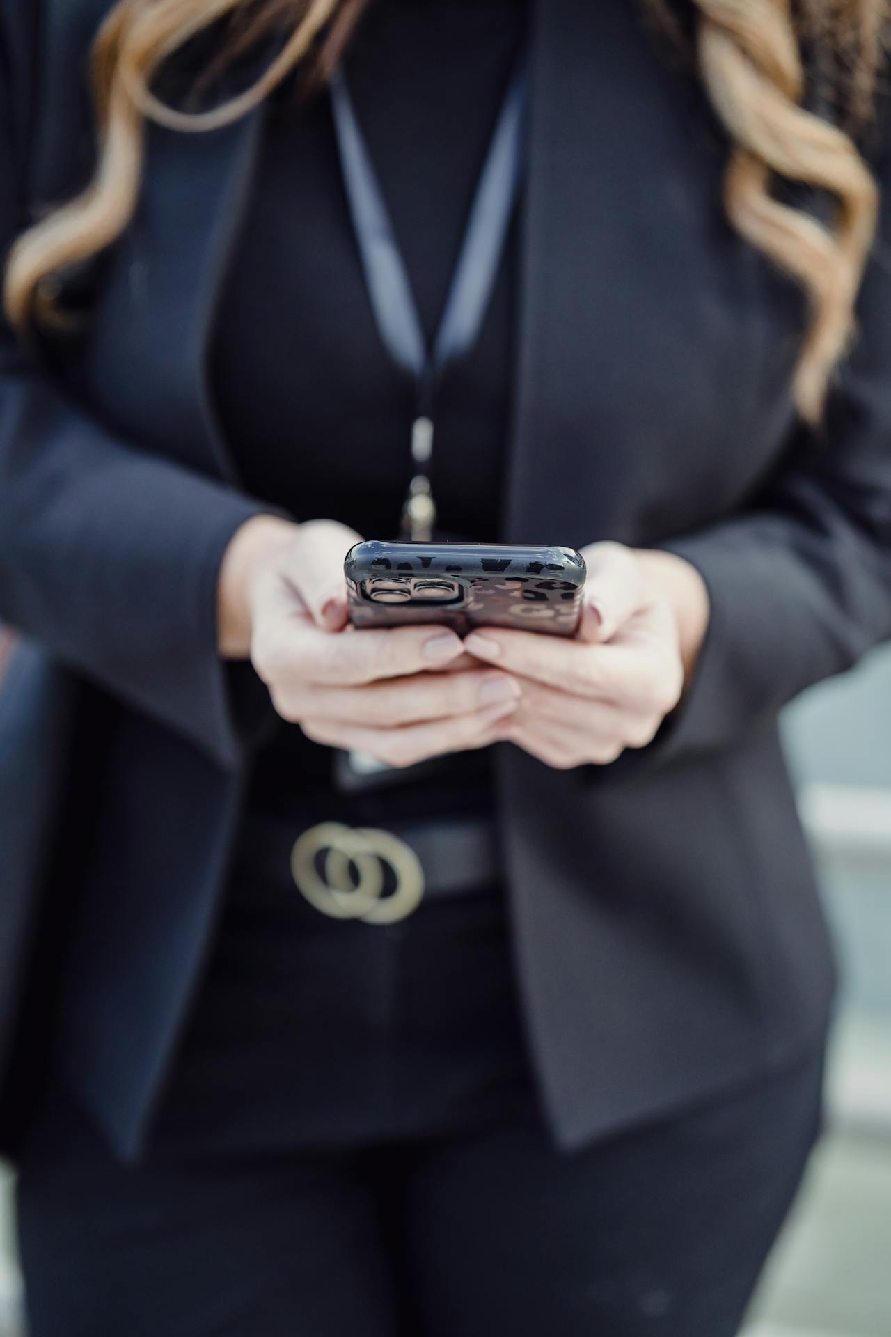 Cropped shot of a woman holding her phone | Source: Pexels