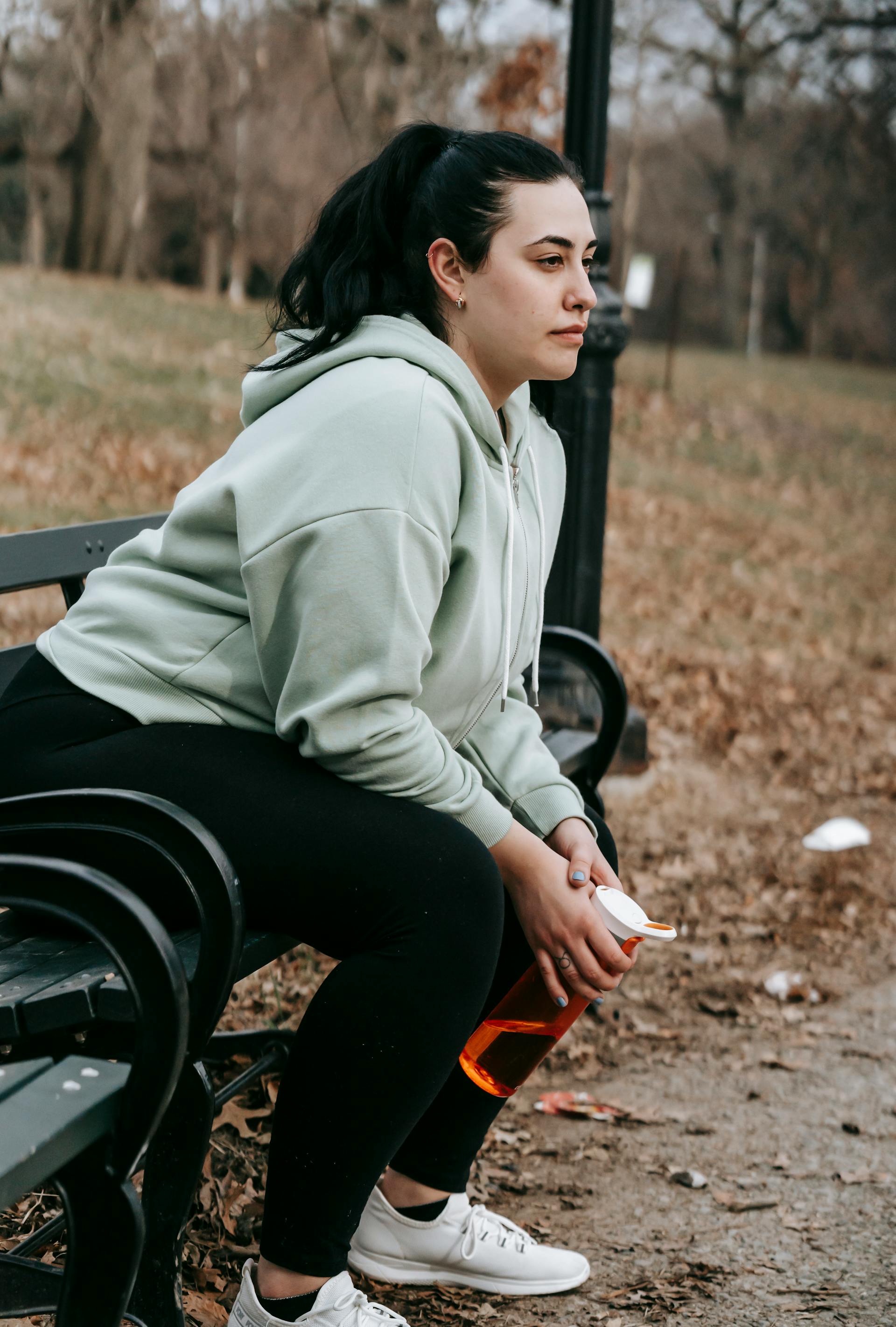 A woman sitting on a bench | Source: Pexels