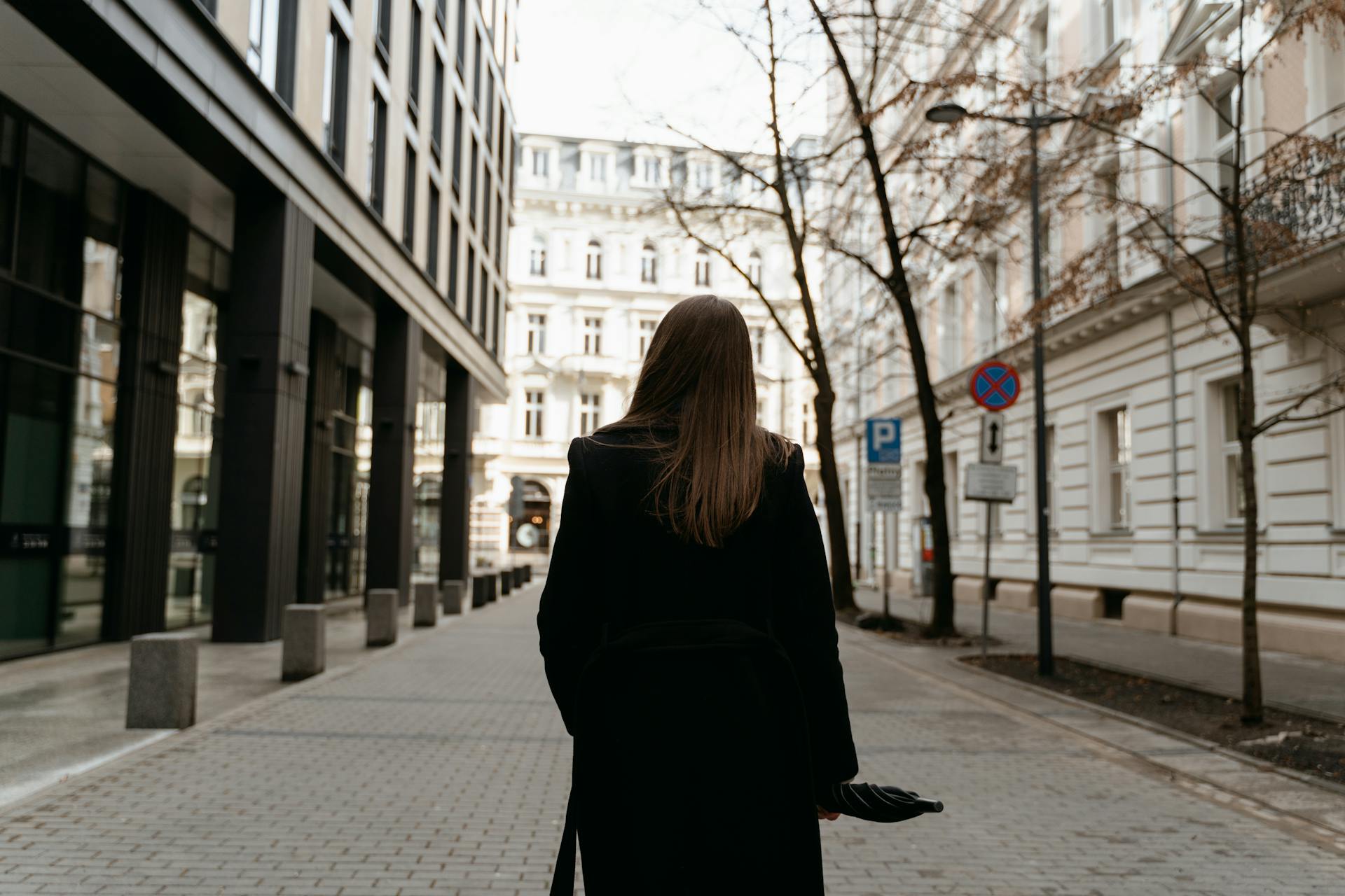 A woman walking on a street | Source: Pexels