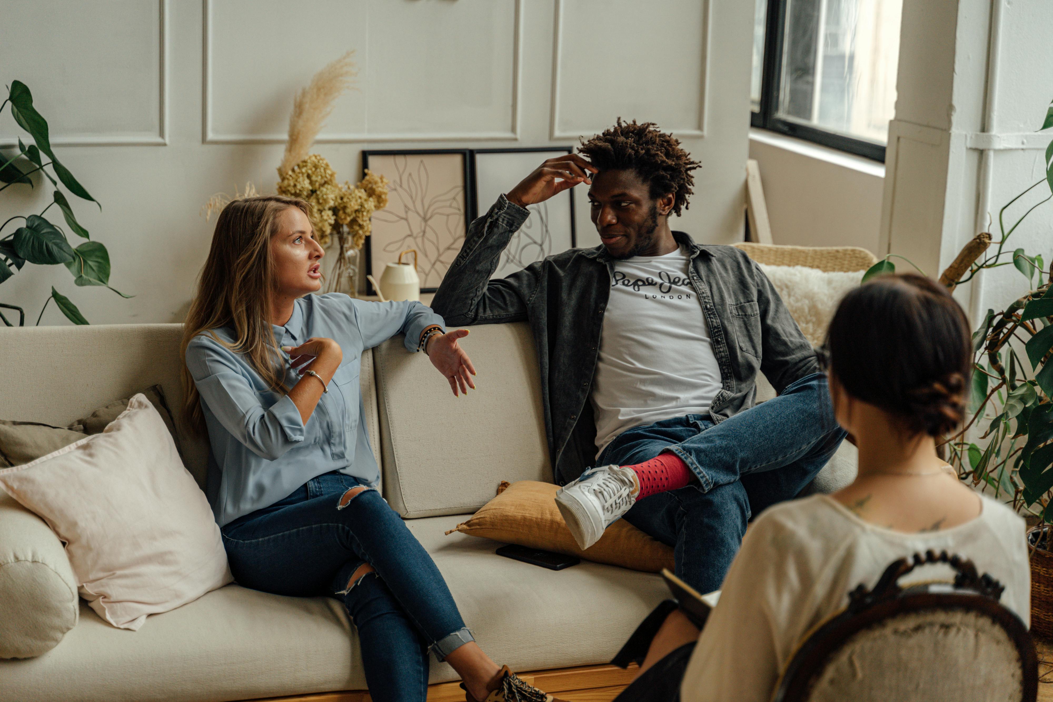 Dos mujeres y un hombre conversando | Fuente: Pexels