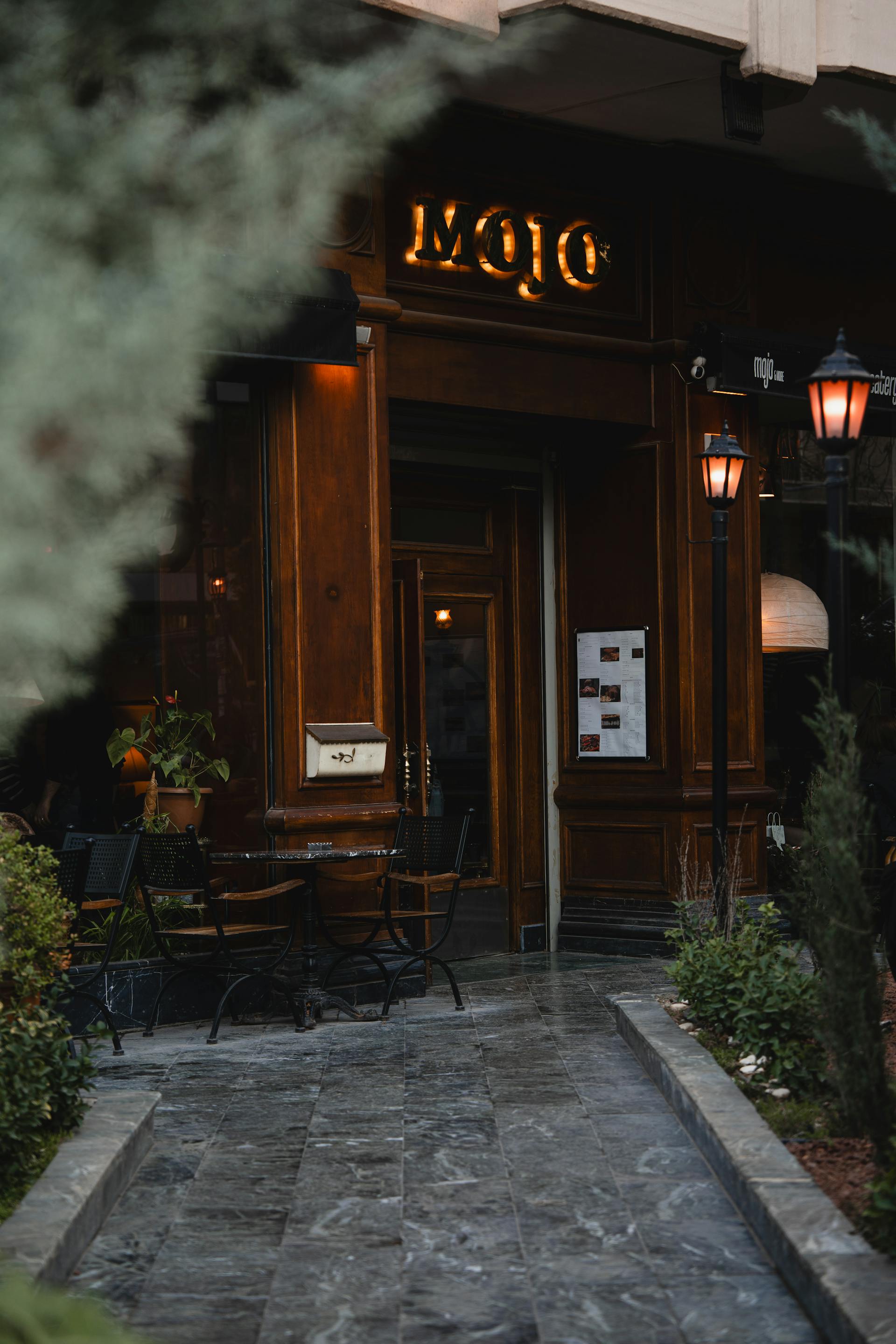 Une entrée de restaurant à l'atmosphère chaleureuse | Source : Pexels