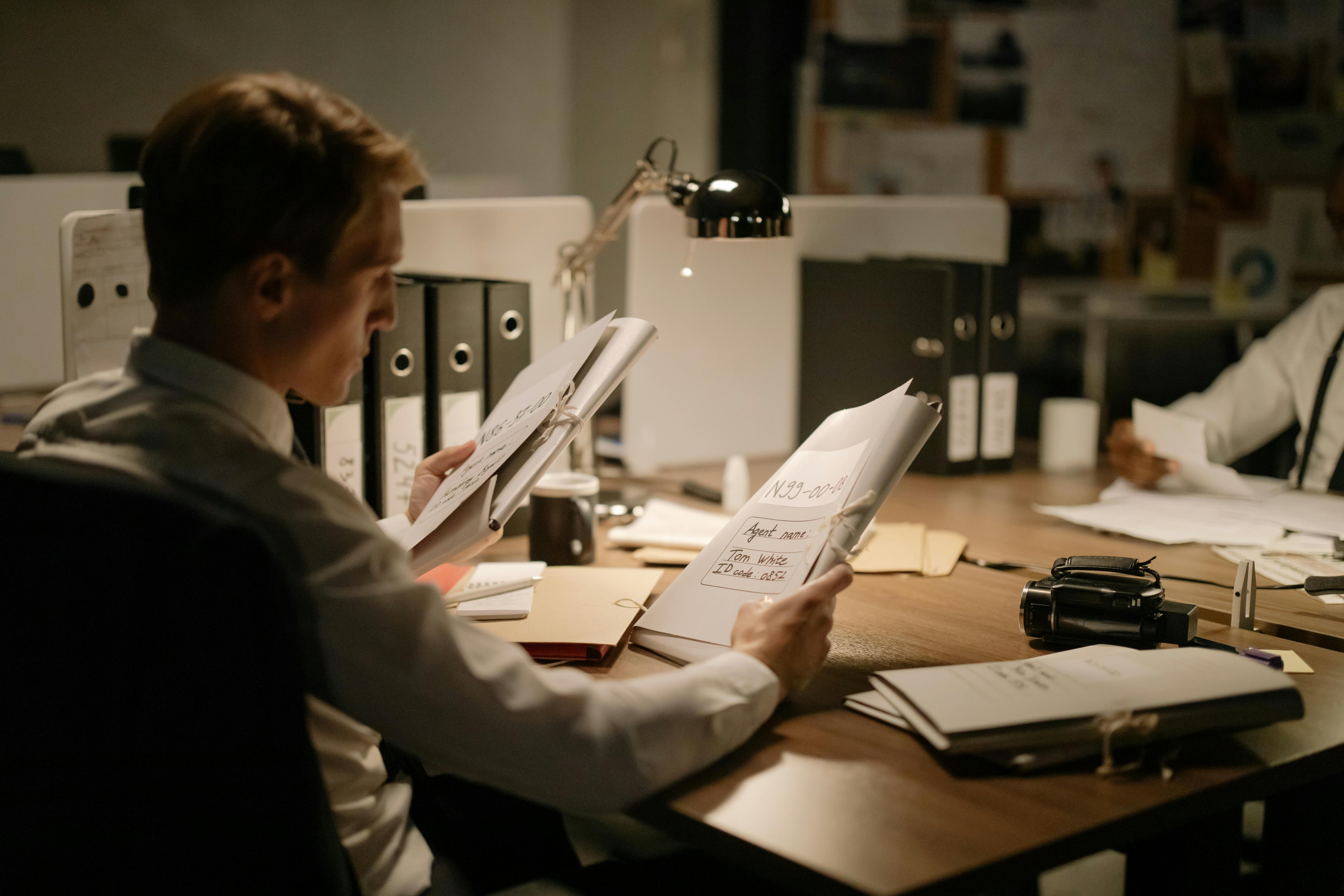 A man sitting at a desk | Source: Pexels