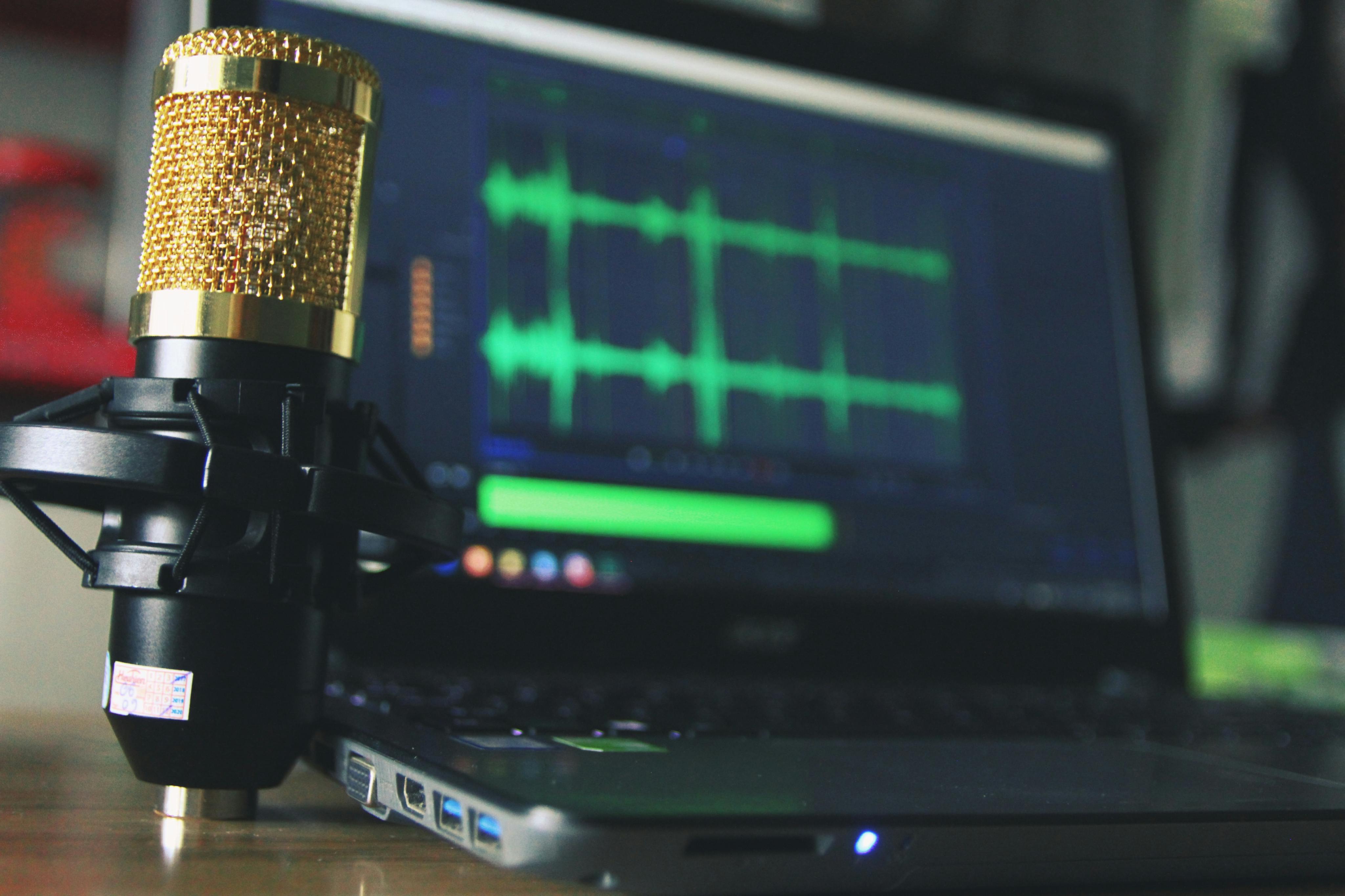 A microphone and laptop on a table | Source: Pexels