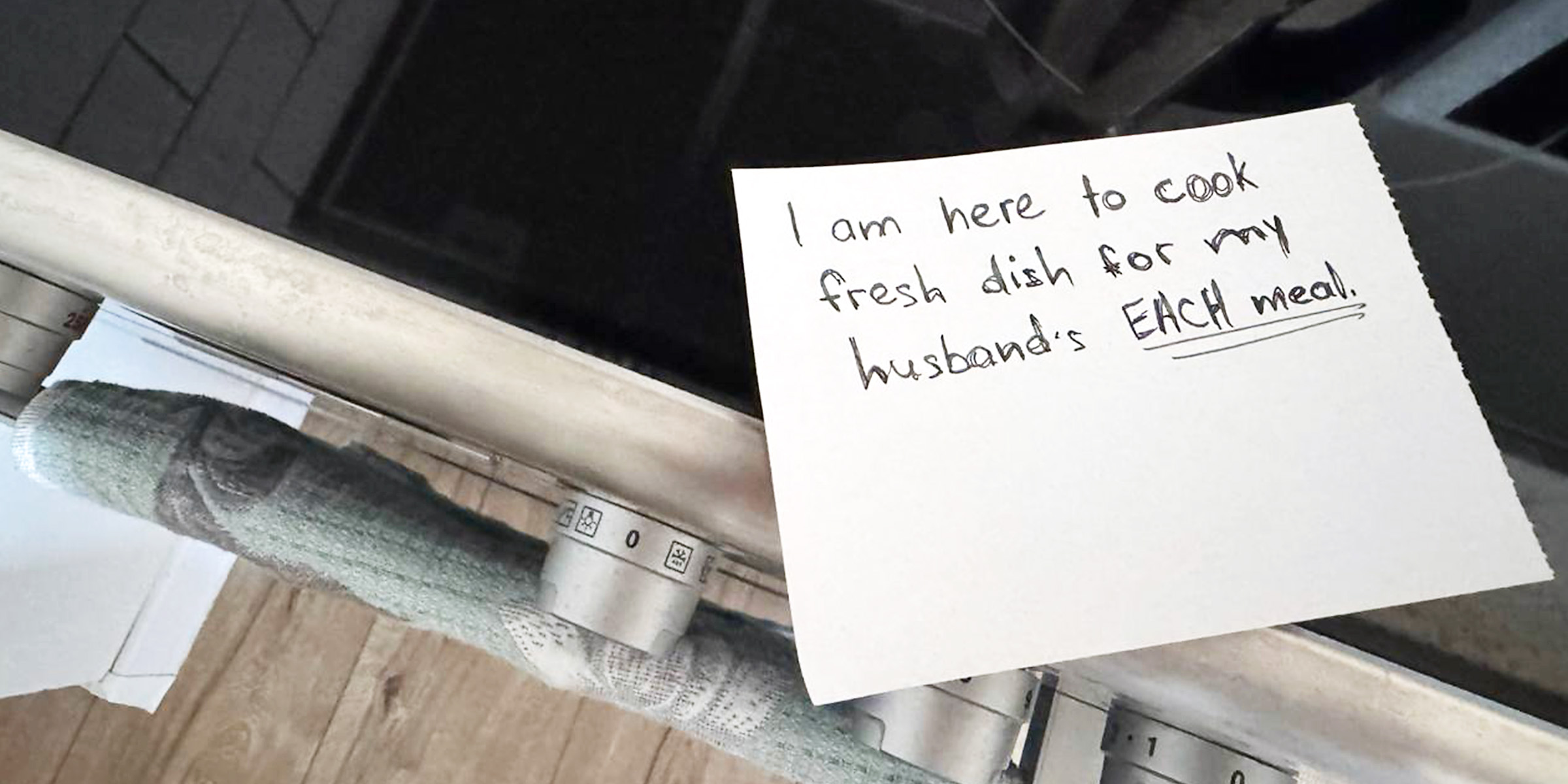 A sticky note on a stove | Source: The Celebritist