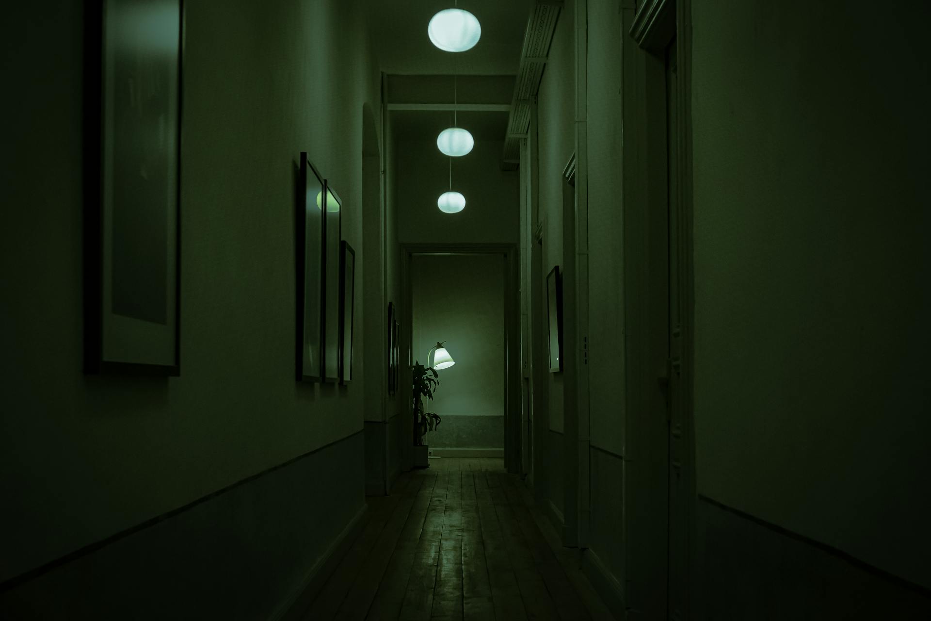 A dimly-lit corridor | Source: Pexels