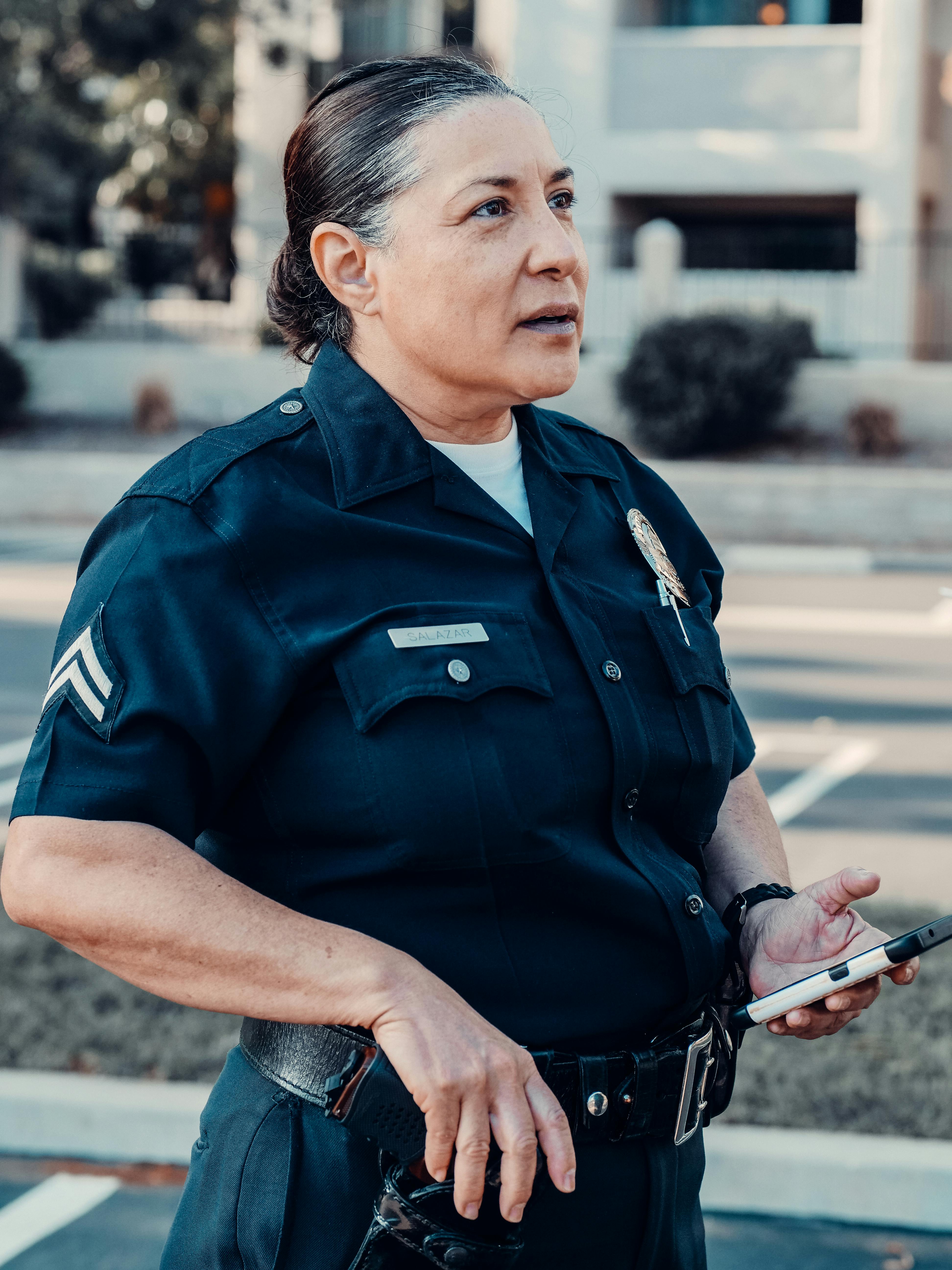 A policewoman talking | Source: Pexels