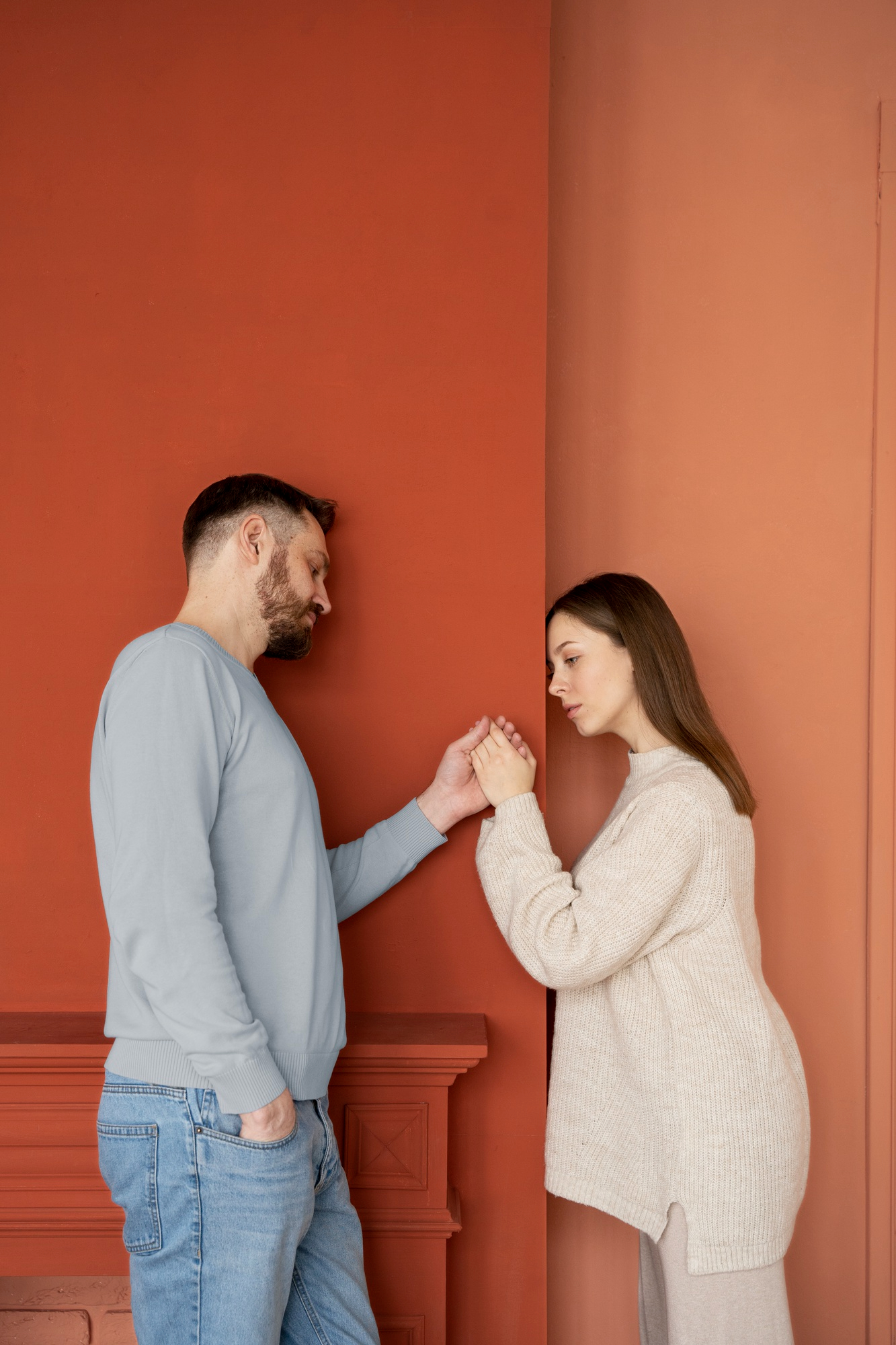 A couple having a difficult conversation while holding hands | Source: Freepik