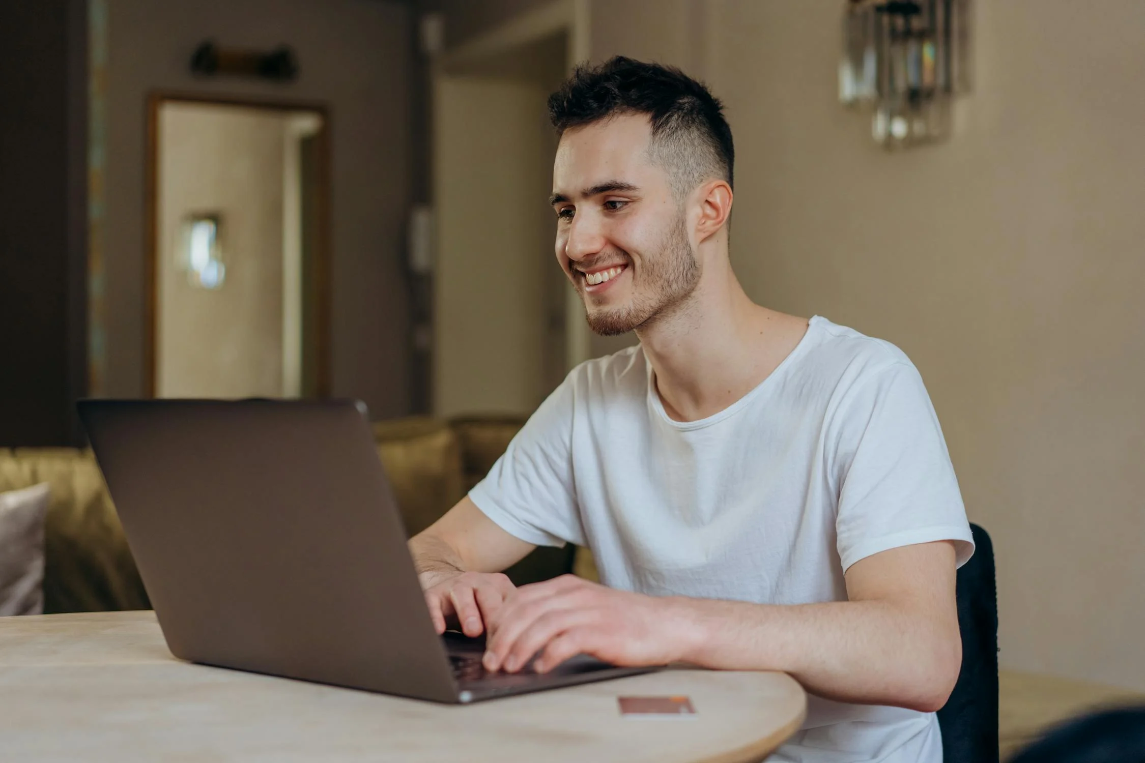 A man working in his living room | Source: Pexels