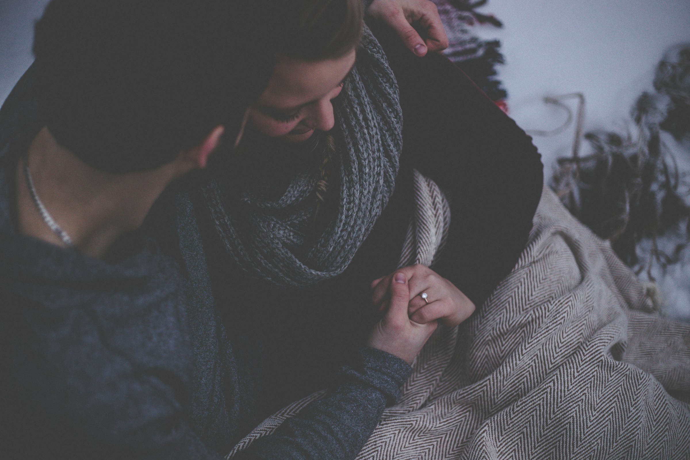 A couple having an intense conversation | Source: Unsplash