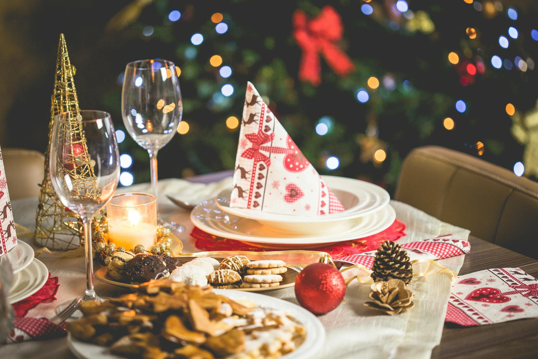 A Christmas table | Source: Pexels