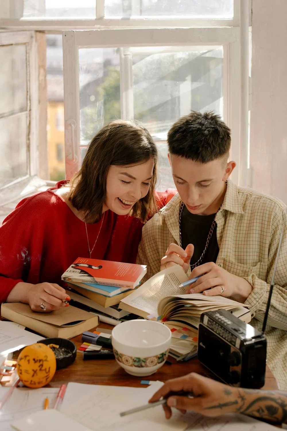 A couple studying | Source: Pexels