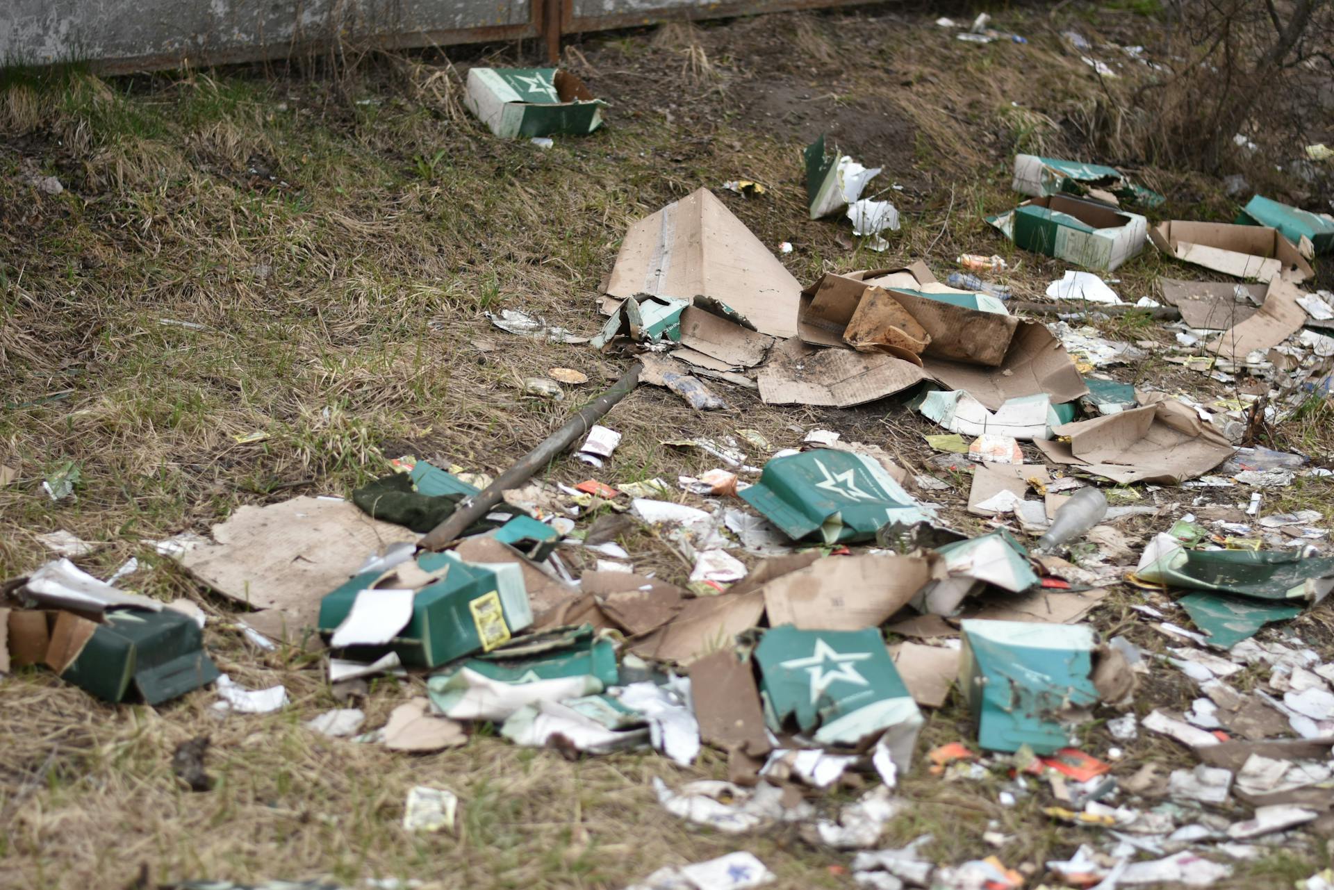 Trash on the ground | Source: Pexels