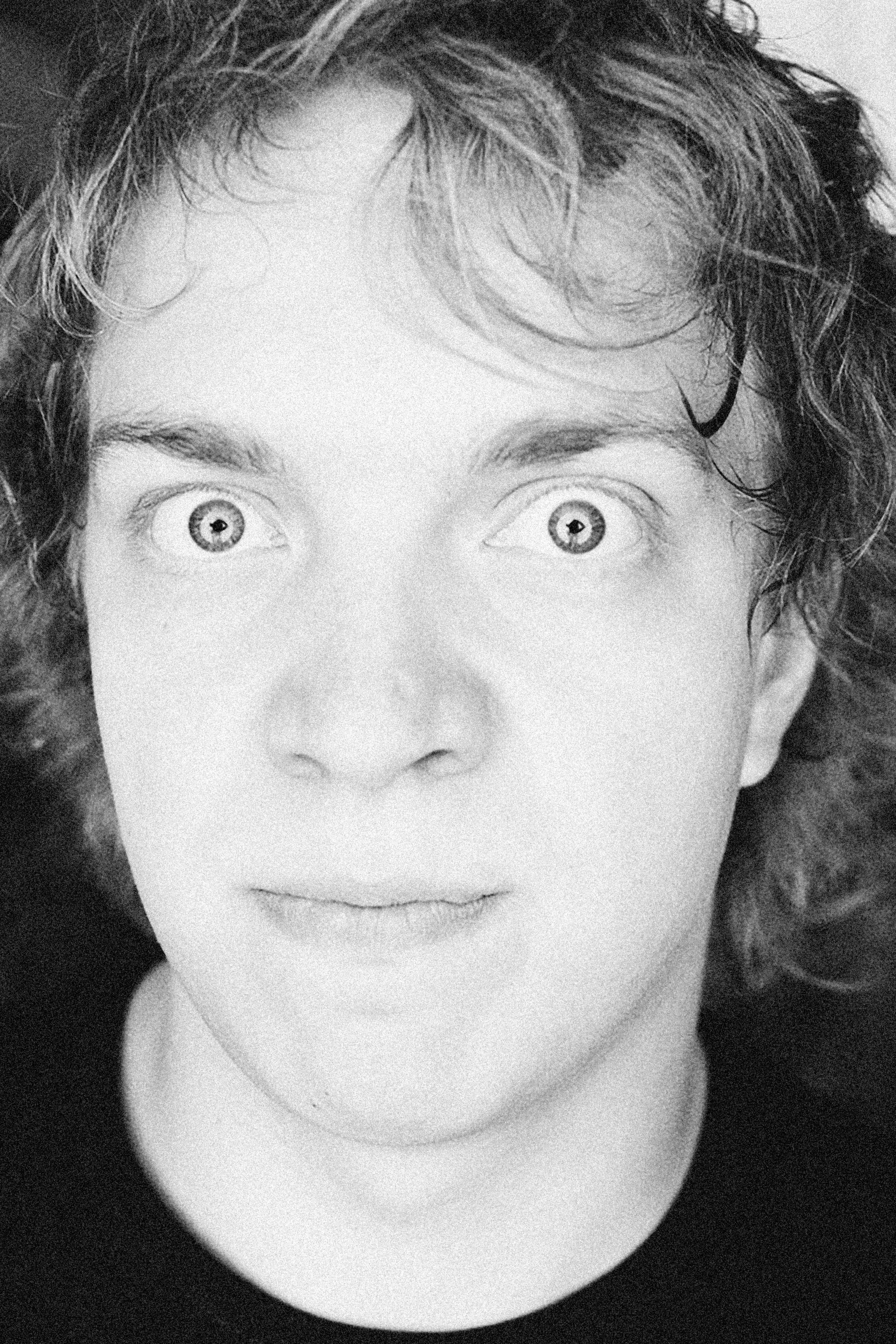 Mężczyzna z szeroko otwartymi oczami | Źródło: Pexels