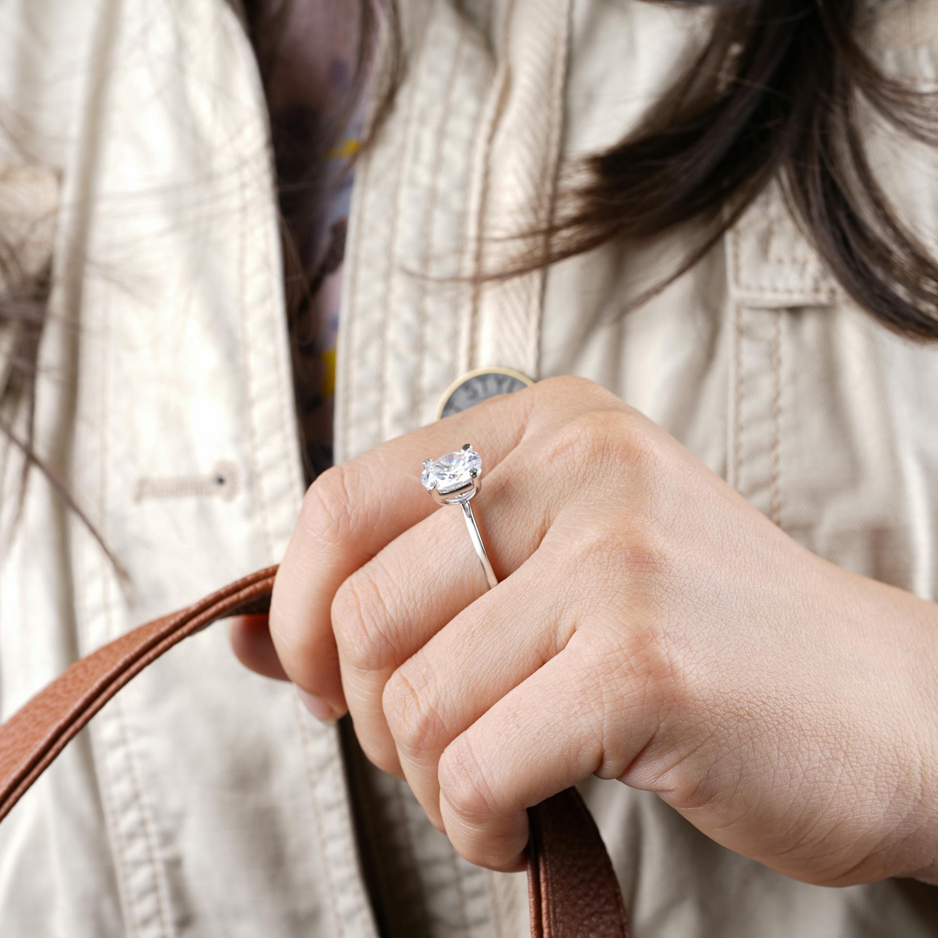 Um close-up de uma mulher usando um anel de diamante | Fonte: Pexels