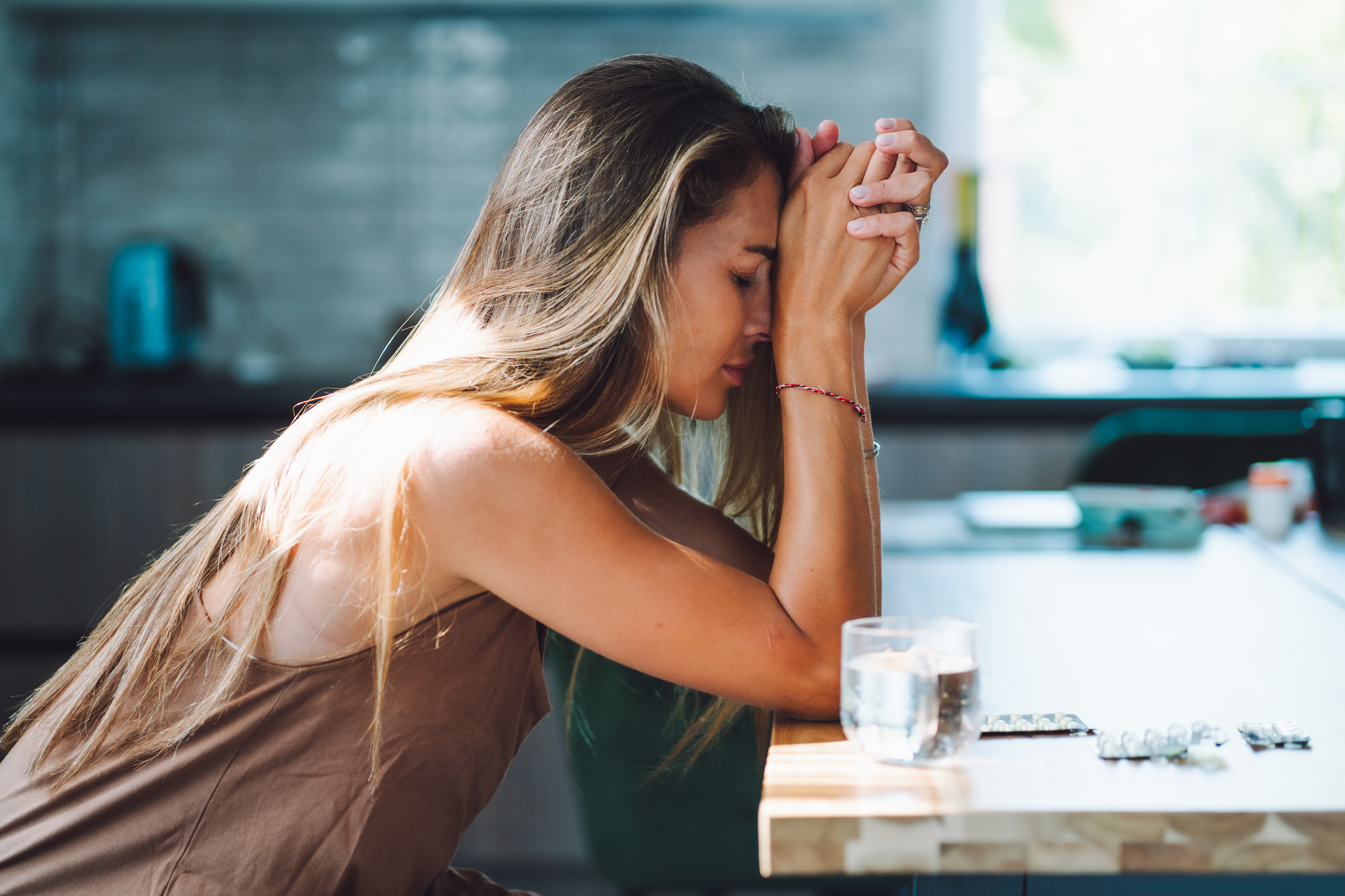 A depressed woman leaning on a table | Source: Getty Images