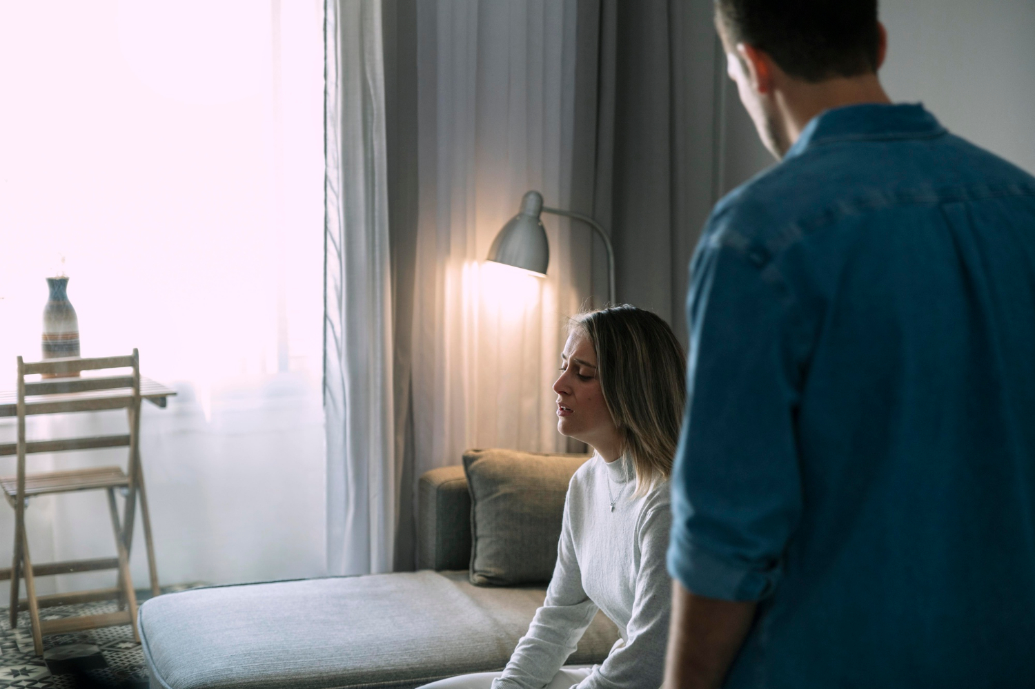A couple arguing in their bedroom | Source: Freepik