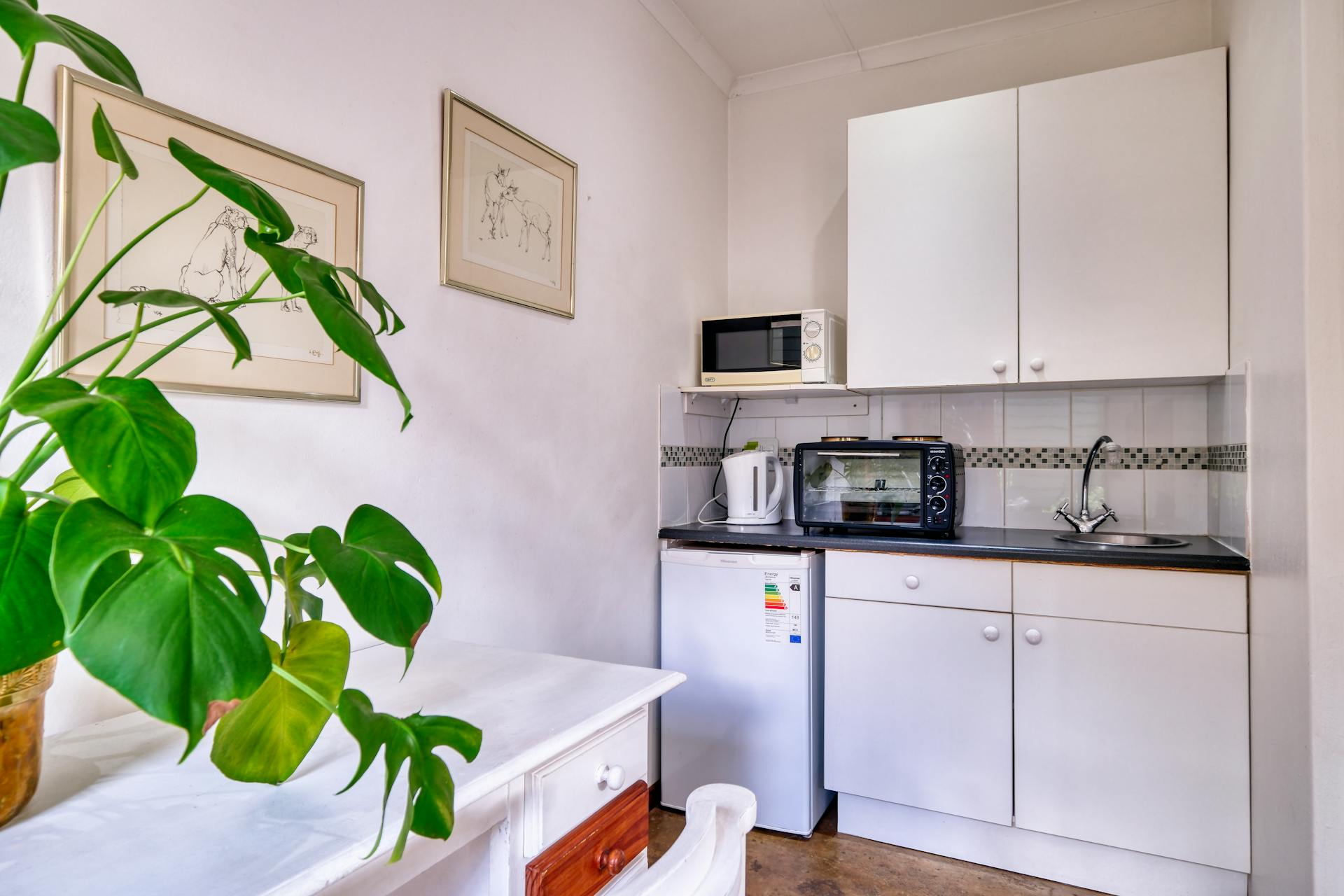 An elegantly furnished kitchenette | Source: Pexels