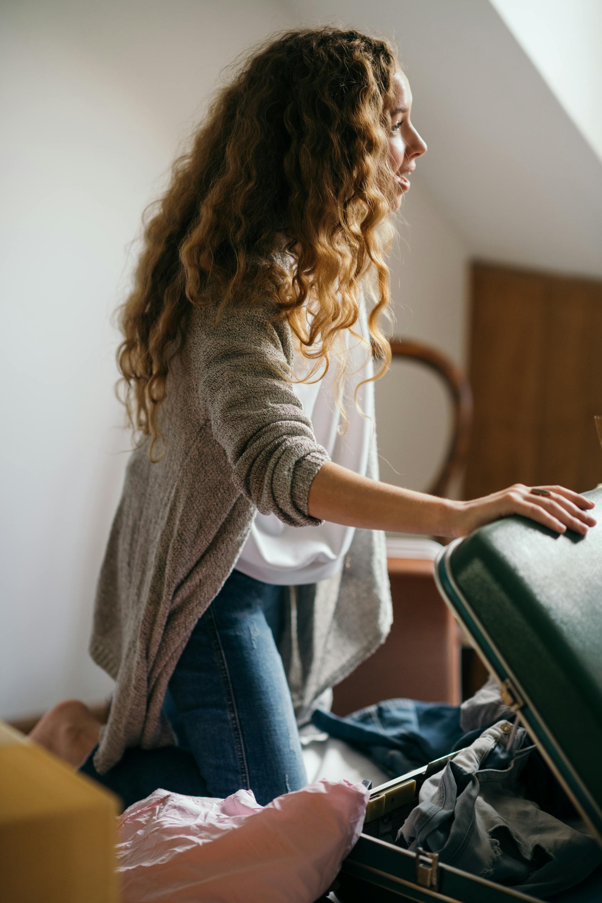 A woman packing her suitcase | Source: Pexels