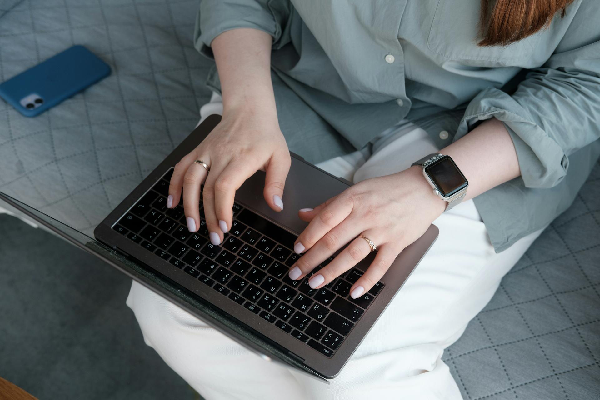 A woman typing a letter | Source: Pexels