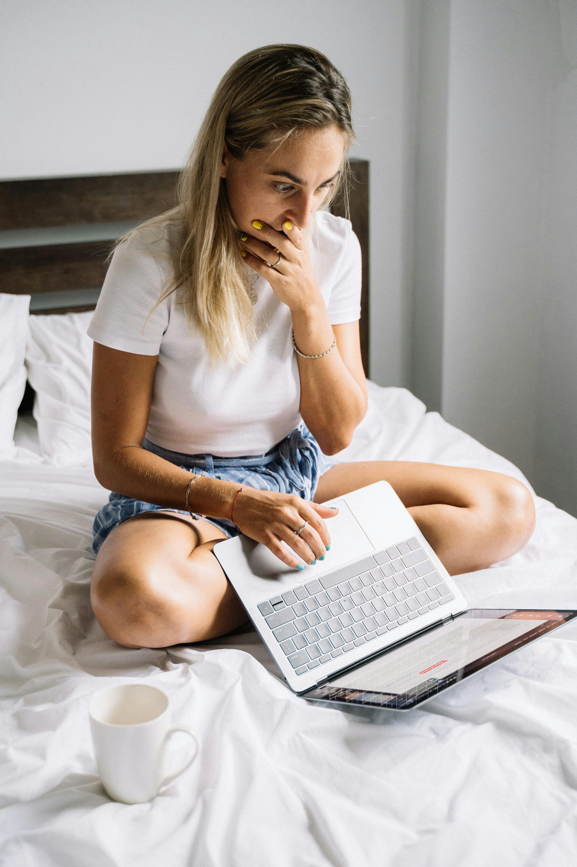 A shocked woman using a laptop | Source: Pexels