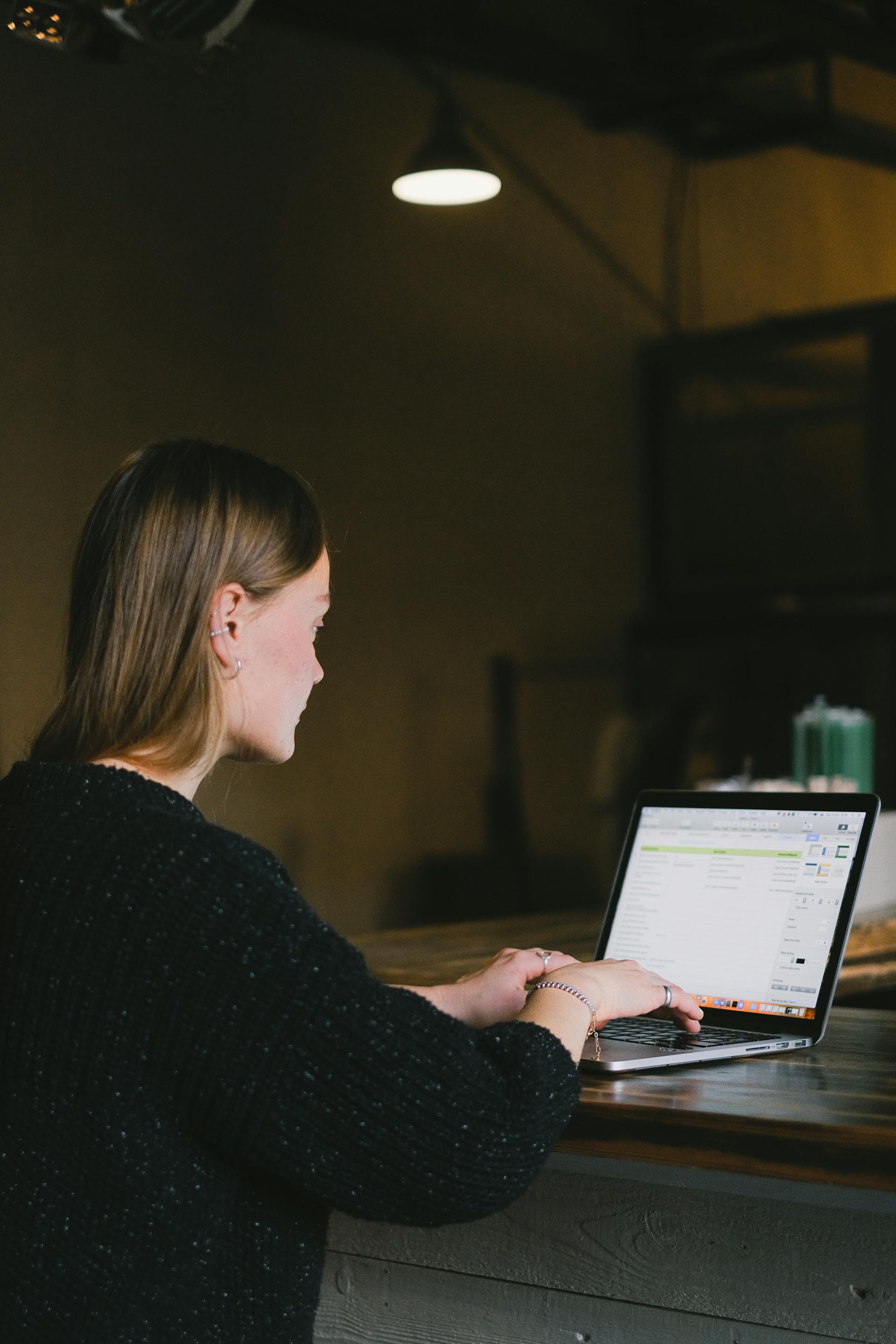 A woman using a laptop | Source: Pexels