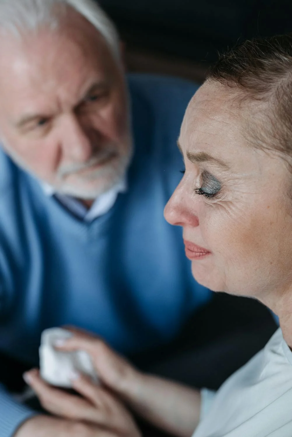 A man talking to a sad woman | Source: Pexels