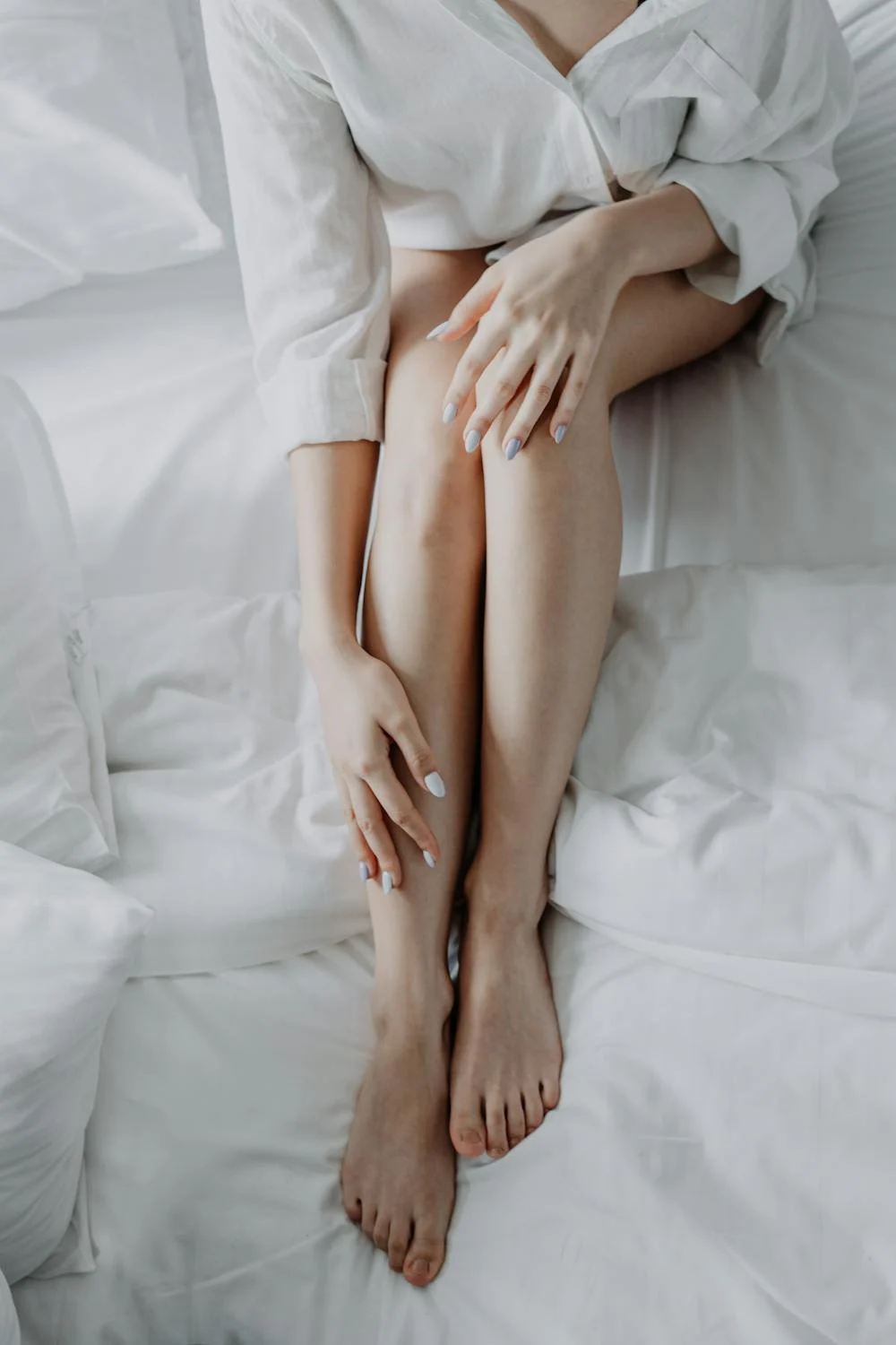 A woman with bare feet ⏐ Source: Pexels