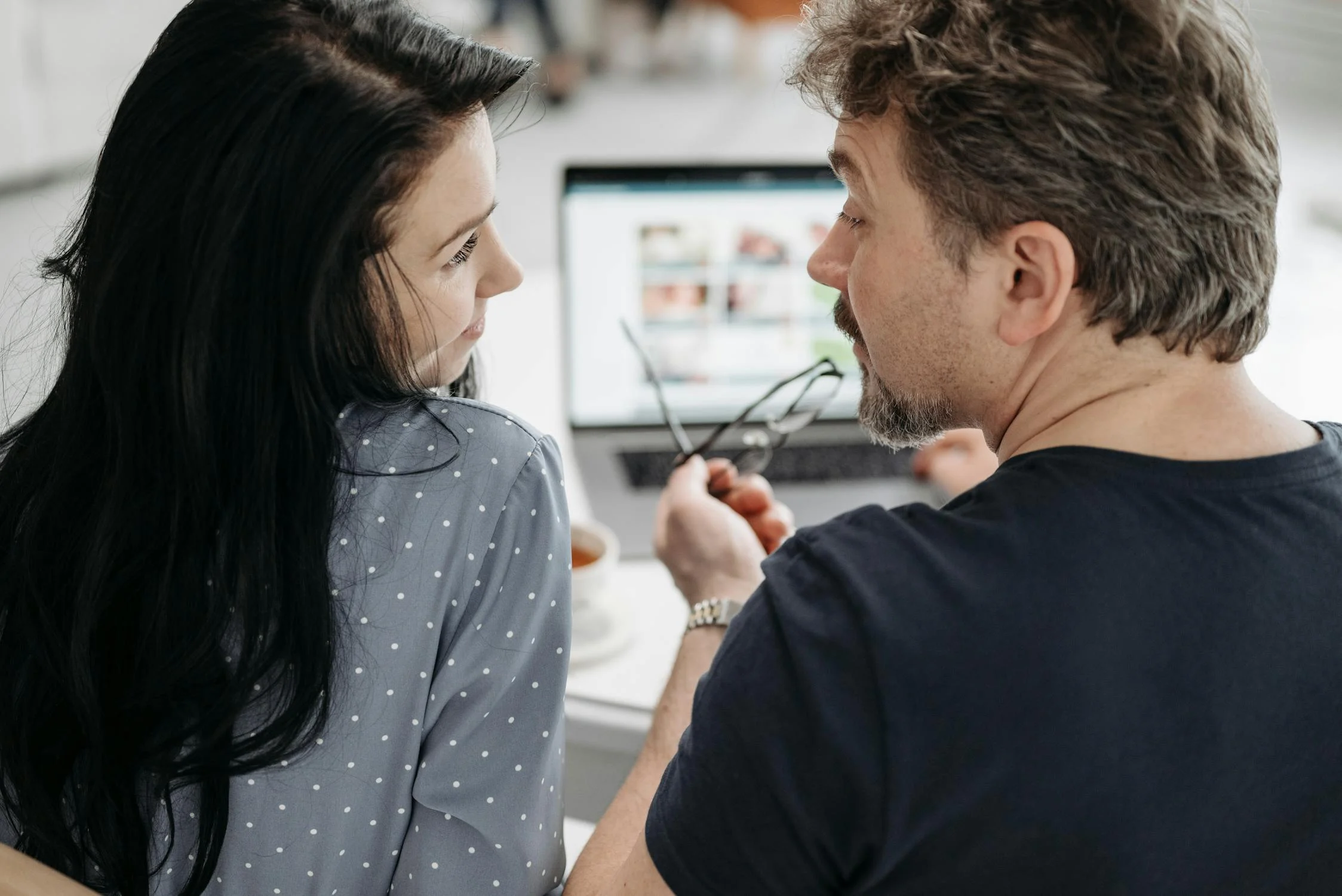 A couple talking at home | Source: Pexels