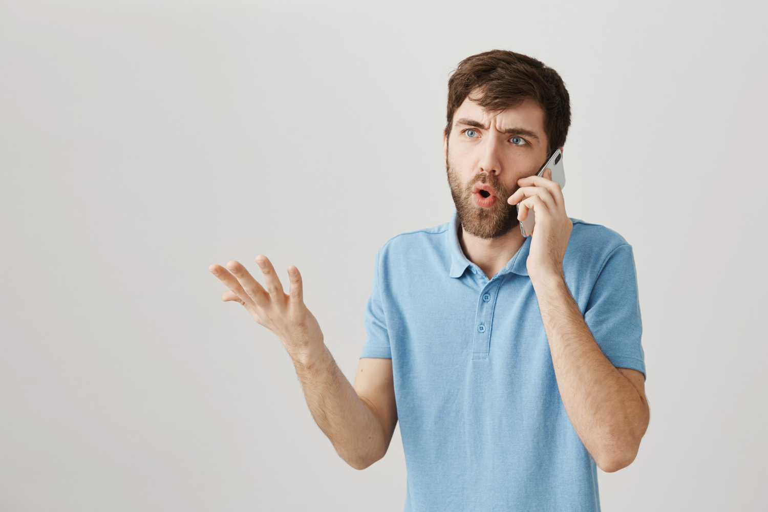 A man talking on the phone | Source: Freepik