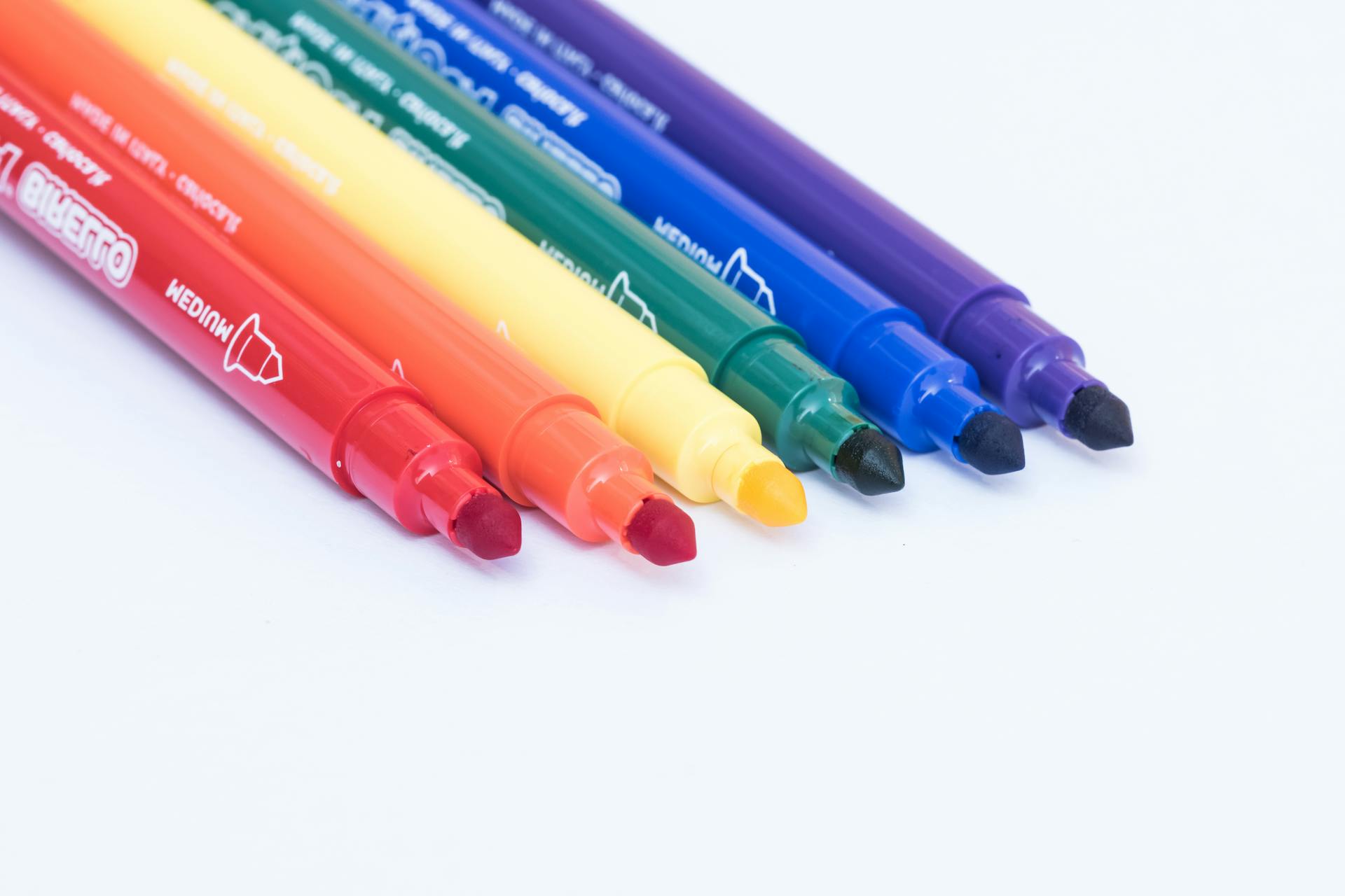 Six colored markers | Source: Pexels