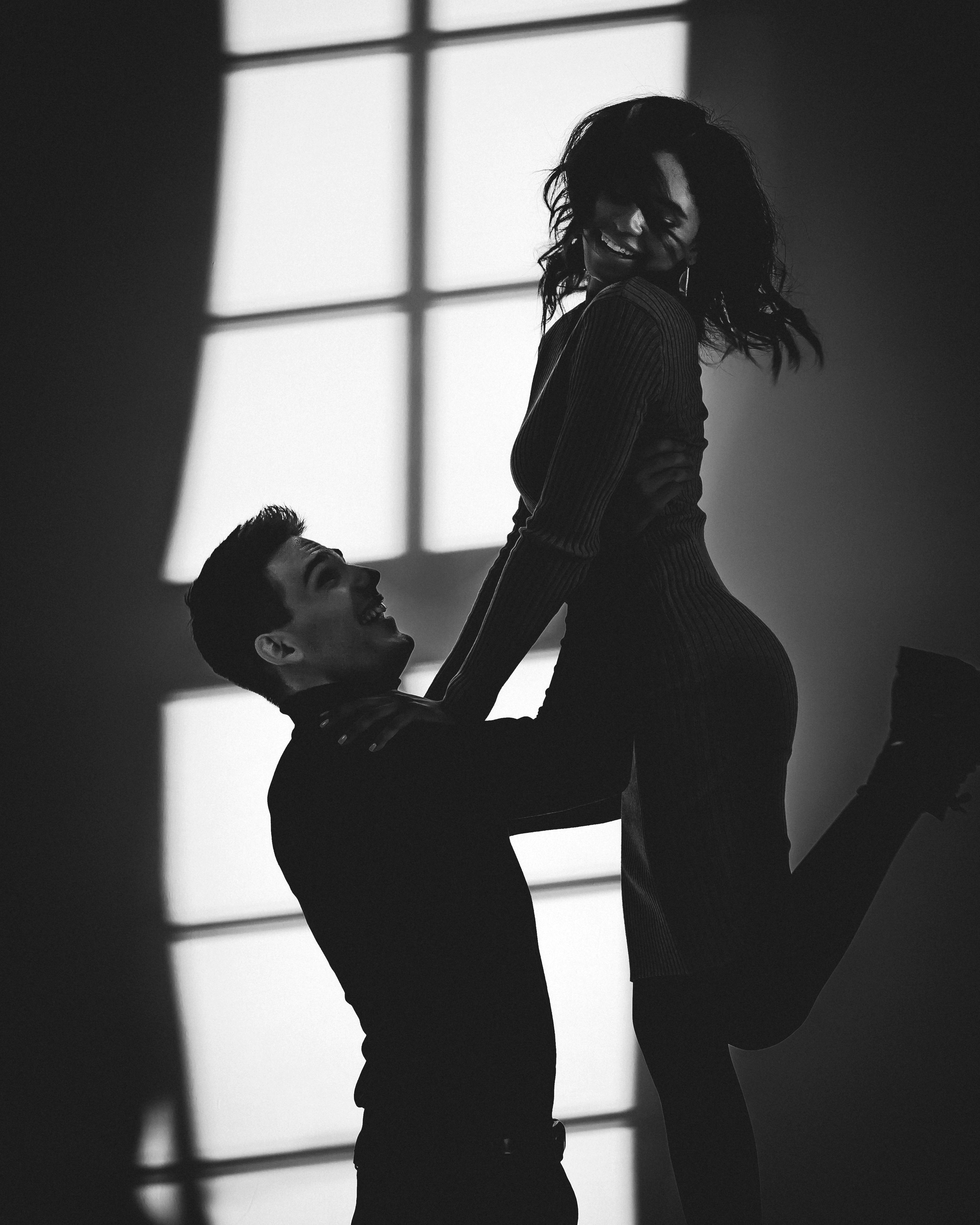 A man lifting a woman up in the air | Source: Pexels