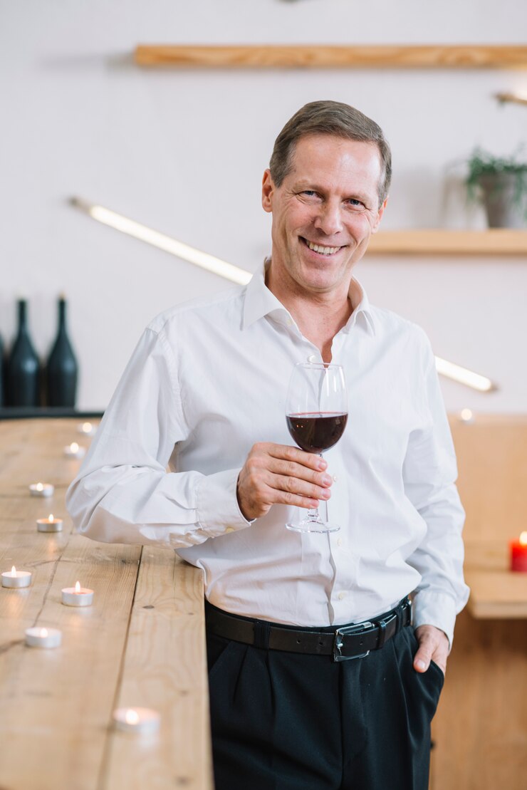 A man toasting | Source: Pexels