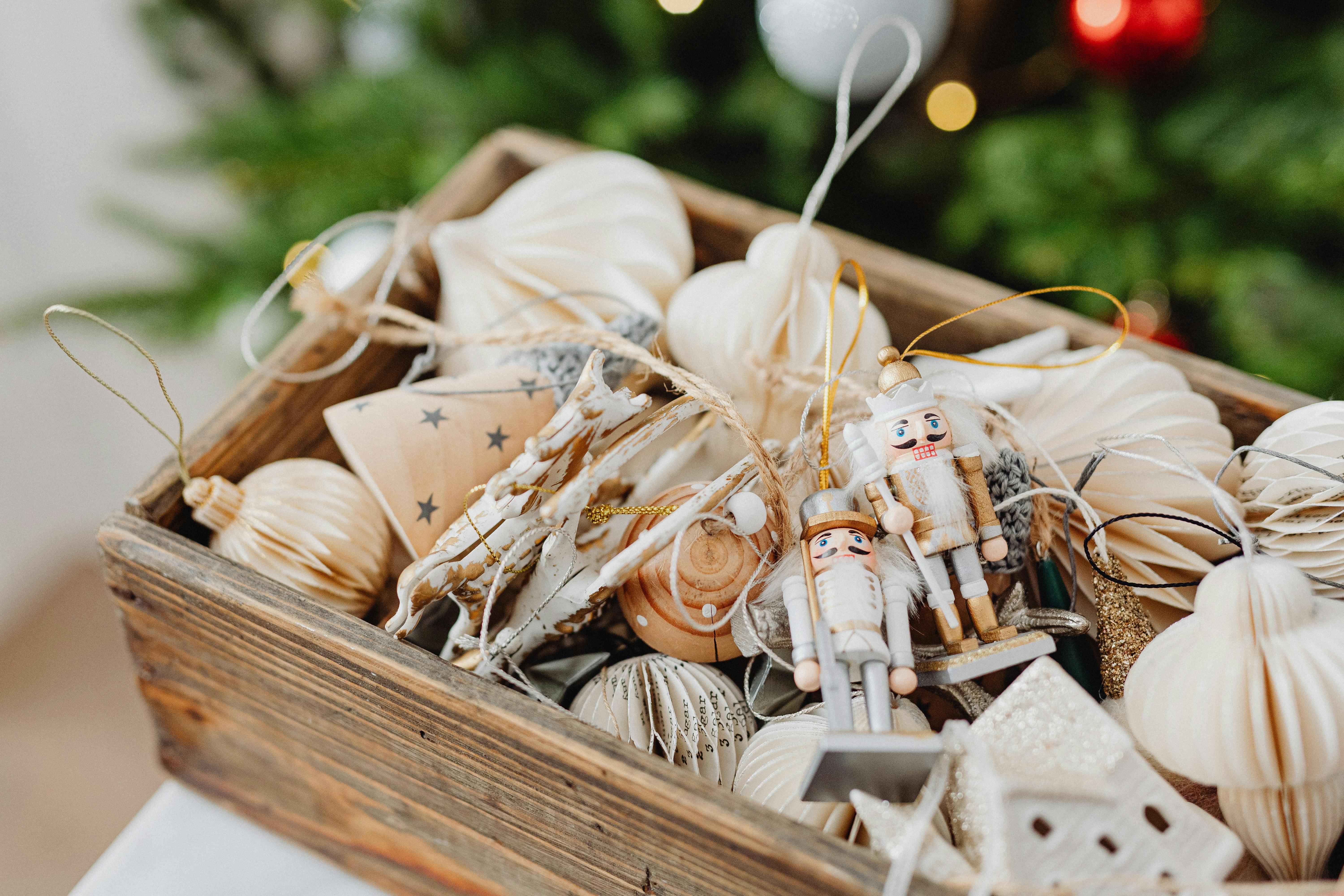 A box of decorations | Source: Pexels