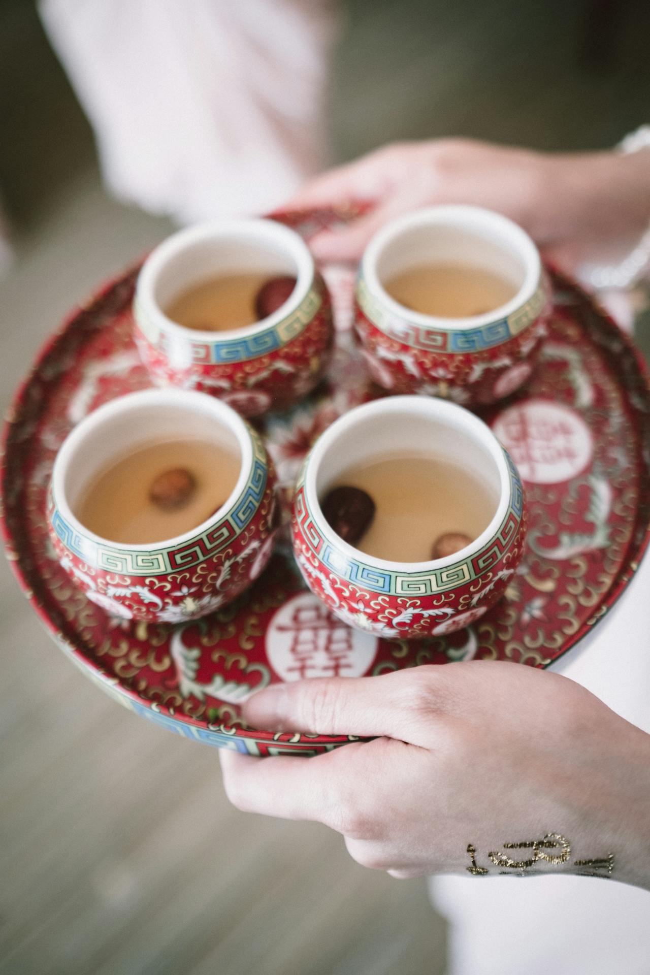 A woman holding a tray of teacups | Source: Pexels