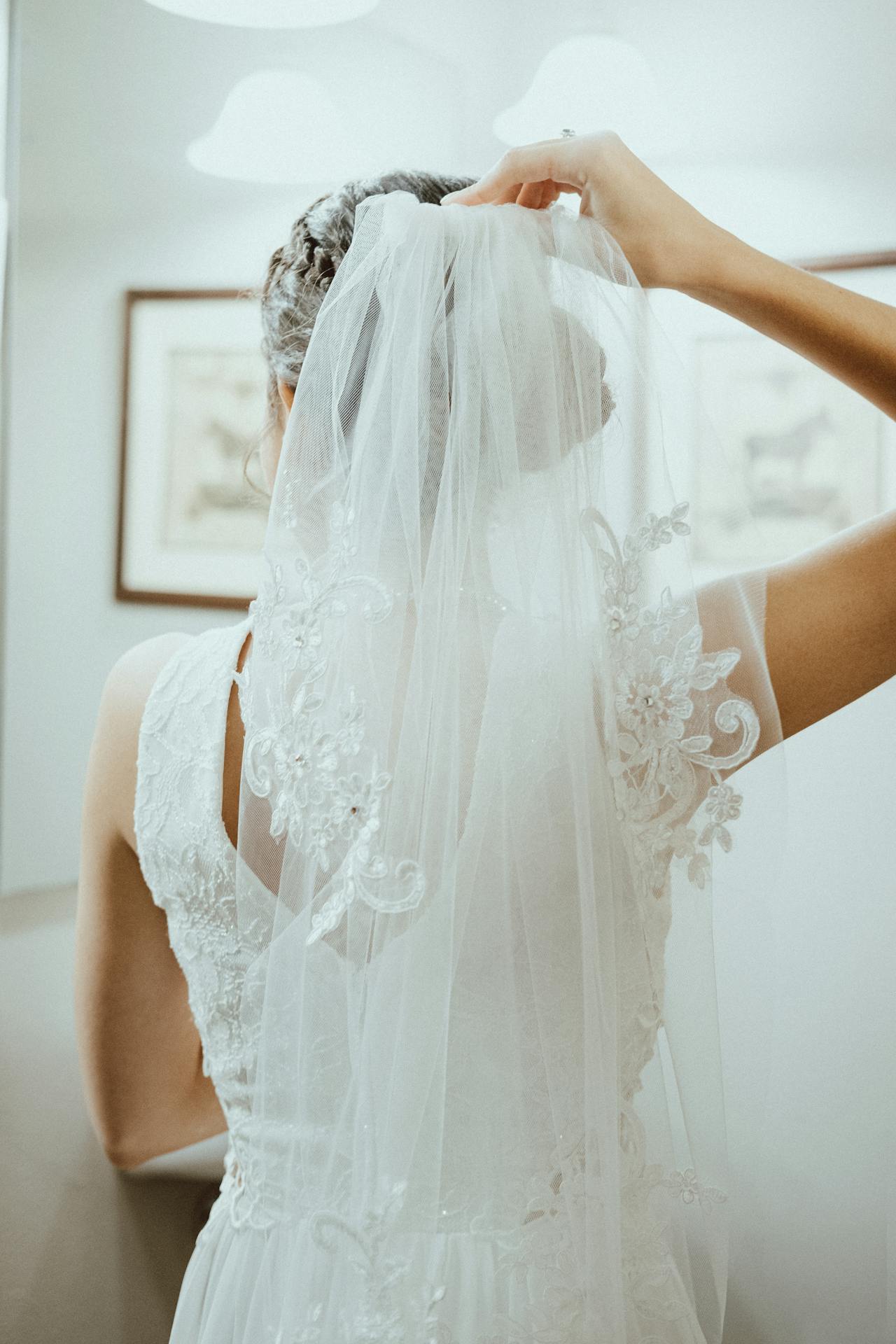 A bride adjusting her veil | Source: Pexels