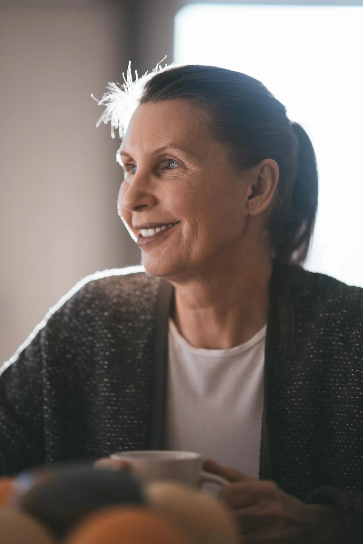 A woman with a tight smile | Source: Pexels