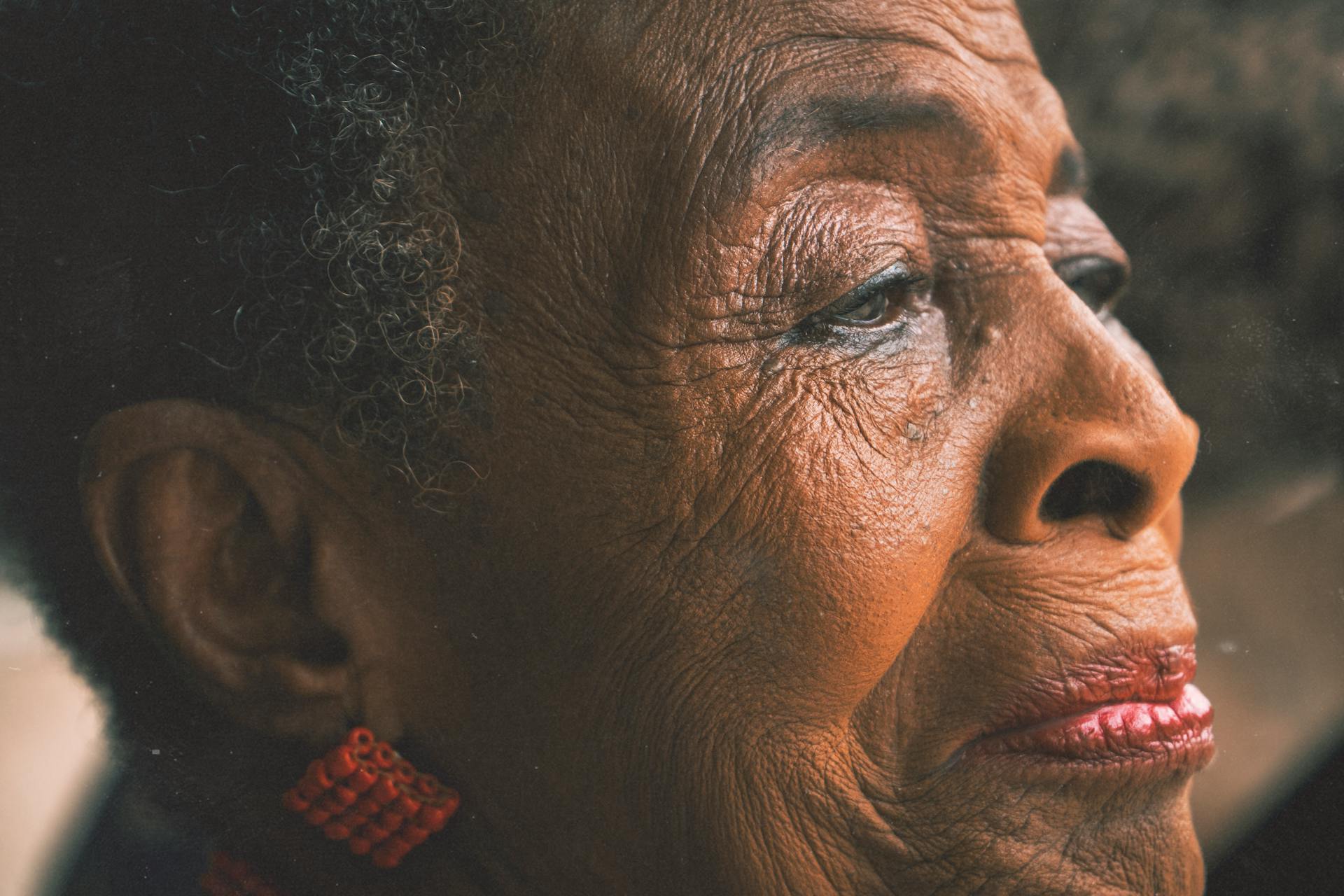 An older woman with tears in her eyes | Source: Pexels