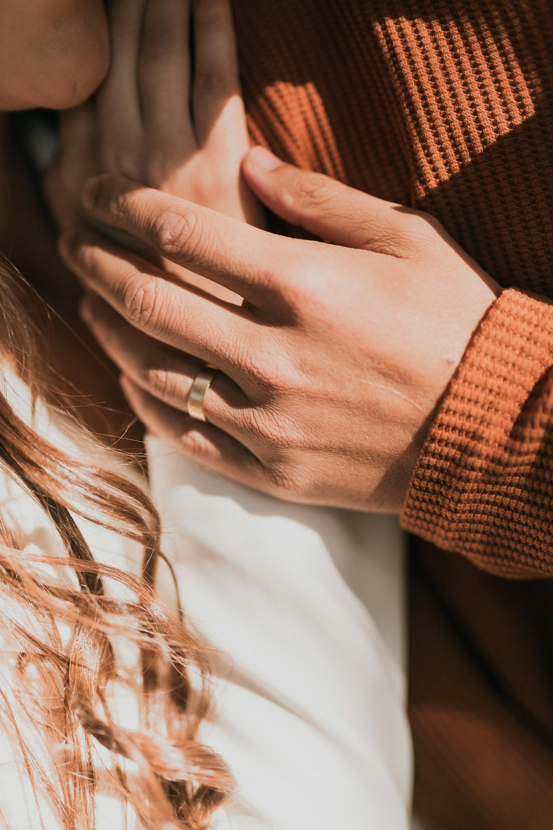 A couple embracing | Source: Pexels