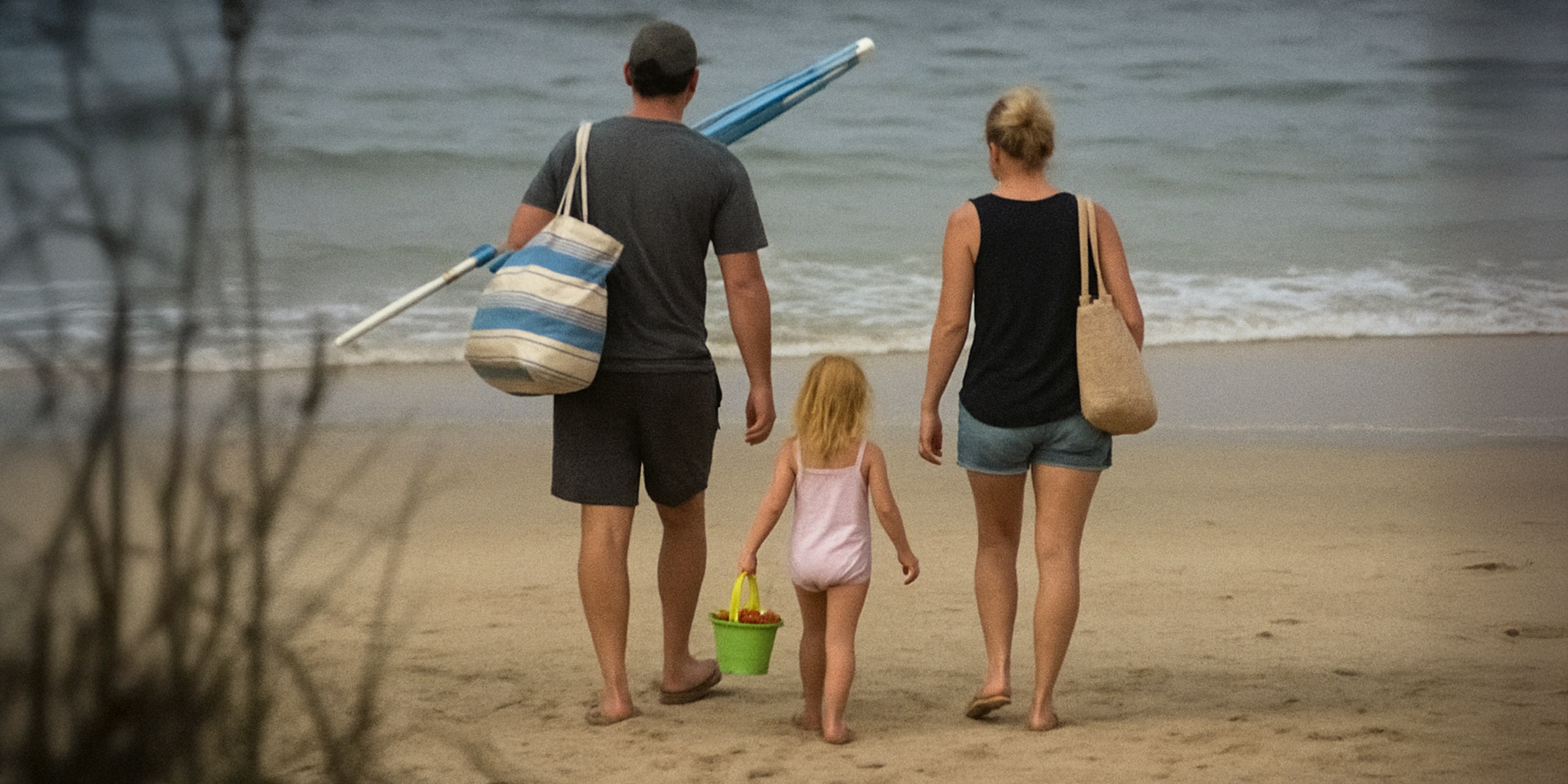 Family on the beach. | Source: Sora