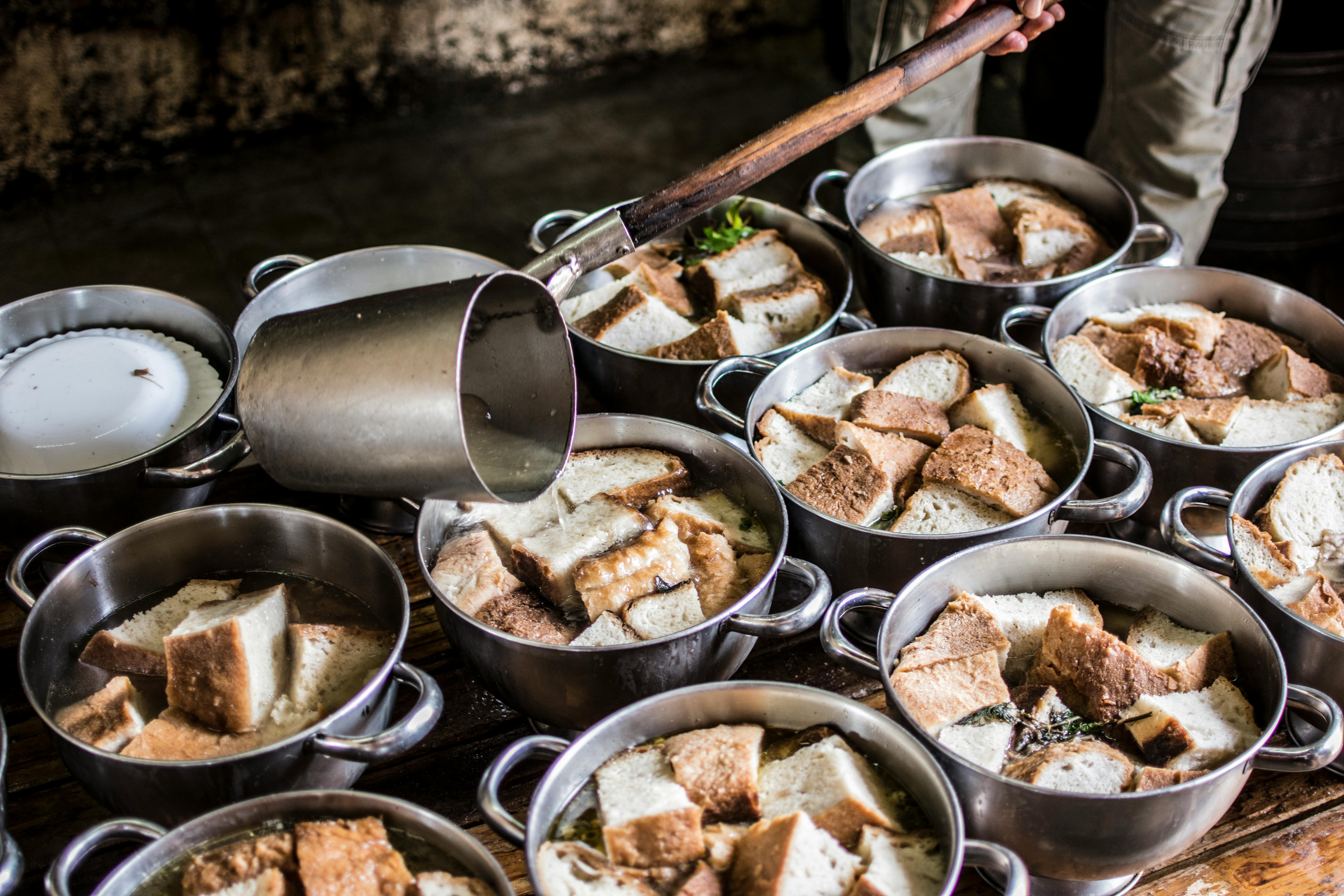 Bowls of soup and bread | Source: Pexels