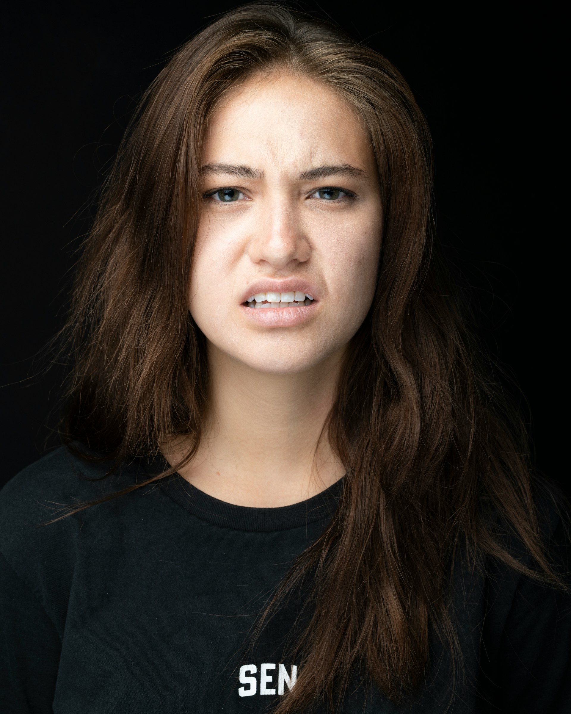 A woman speaking angrily to someone | Source: Unsplash