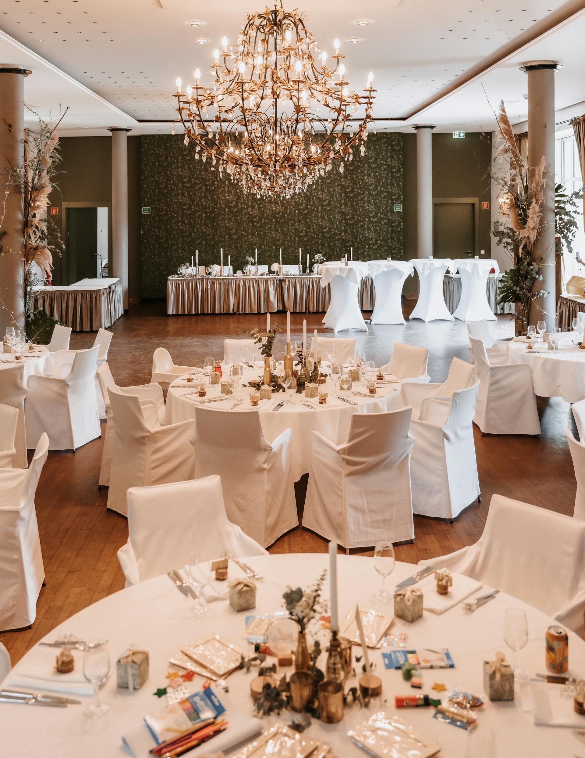An elegant wedding banquet hall with chandeliers | Source: Pexels